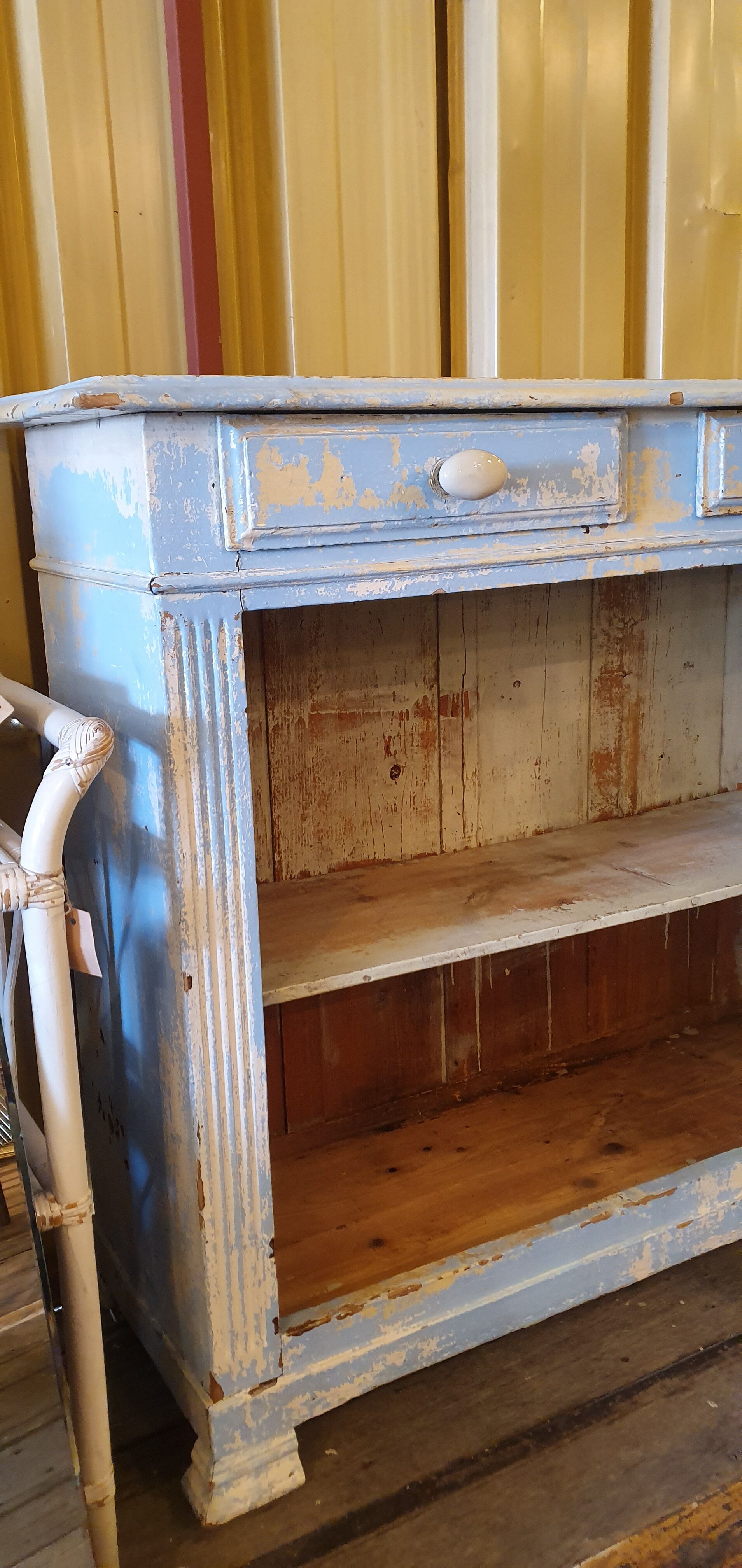 Buffet without pretty door patina