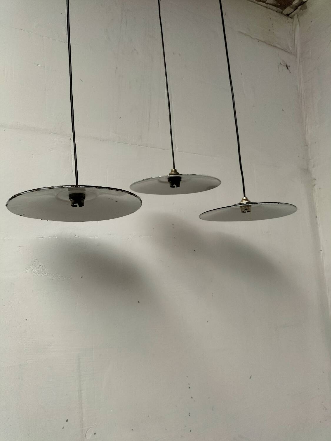 Enamelled sheet metal suspensions