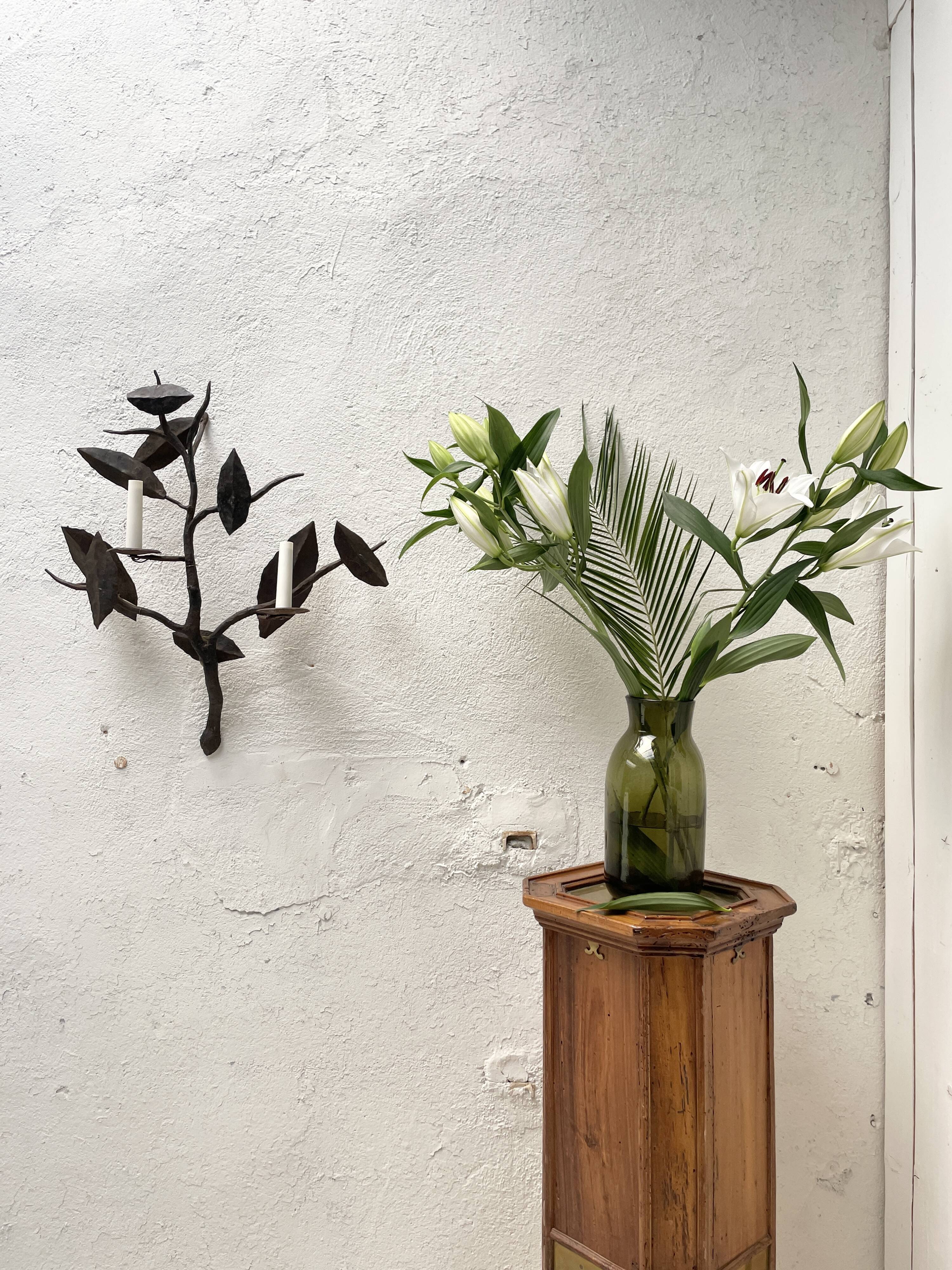 Wall lamp in wrought iron.