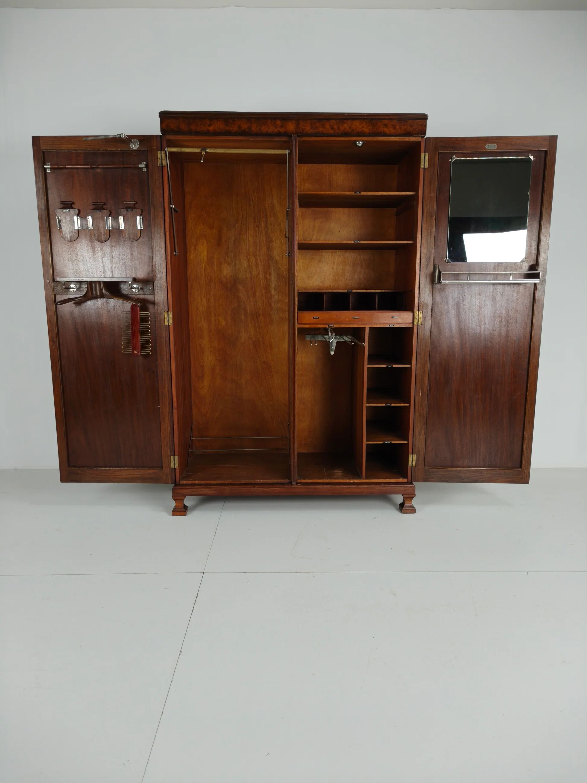 Superbe armoire anglaise Art Déco en loupe de noyer signée Waring & Gillow – vers 1900-1932