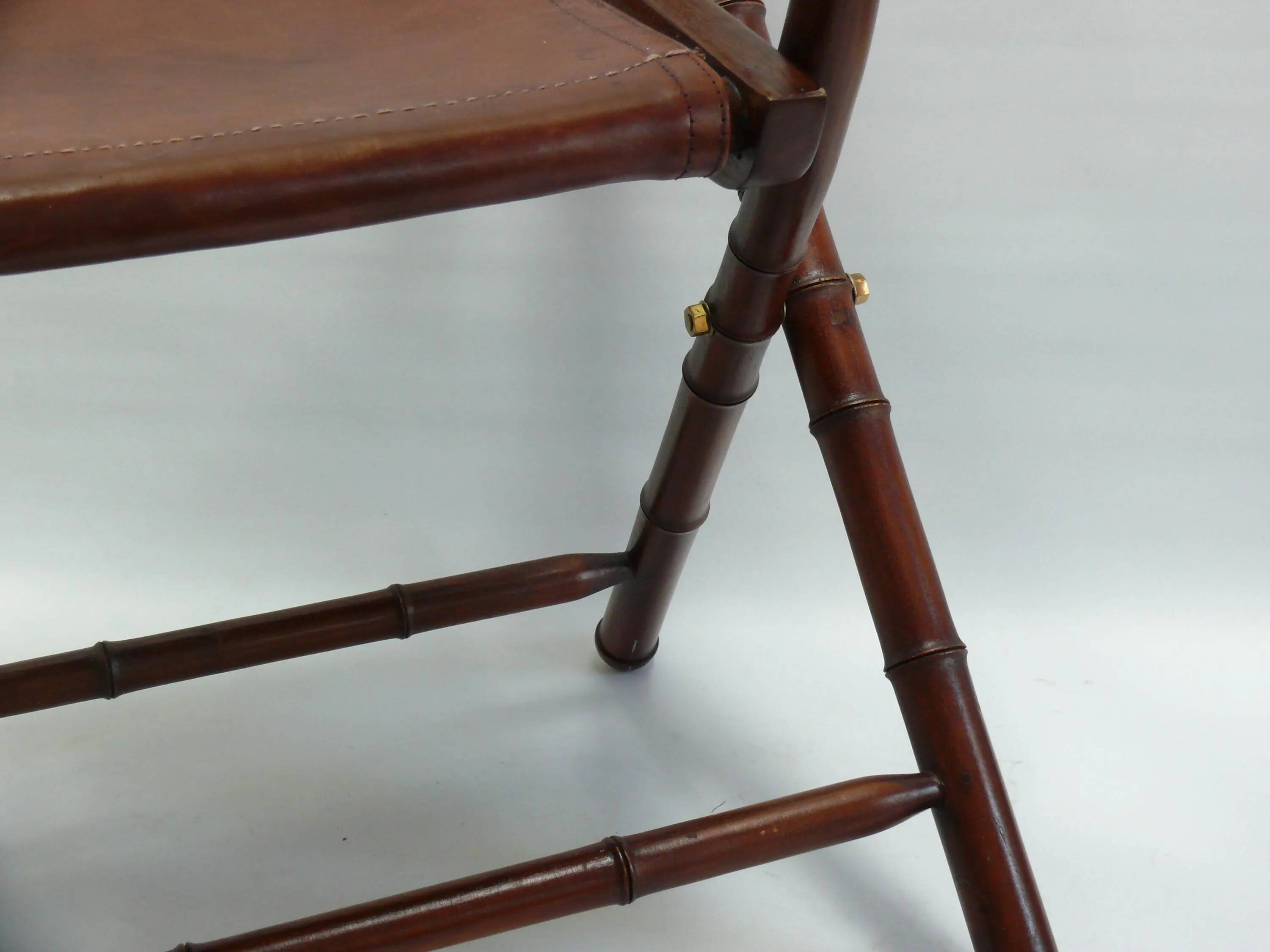 Chaise de campagne, chaise d'officier en teck et bambou, avec assise en cuir cousu et détails en laiton - années 1960