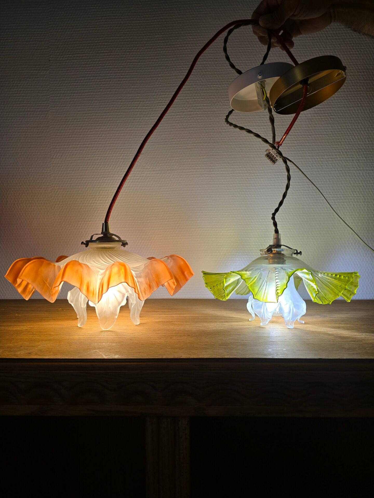 Double tulip light suspension - Transparent fluted glass at the edges.