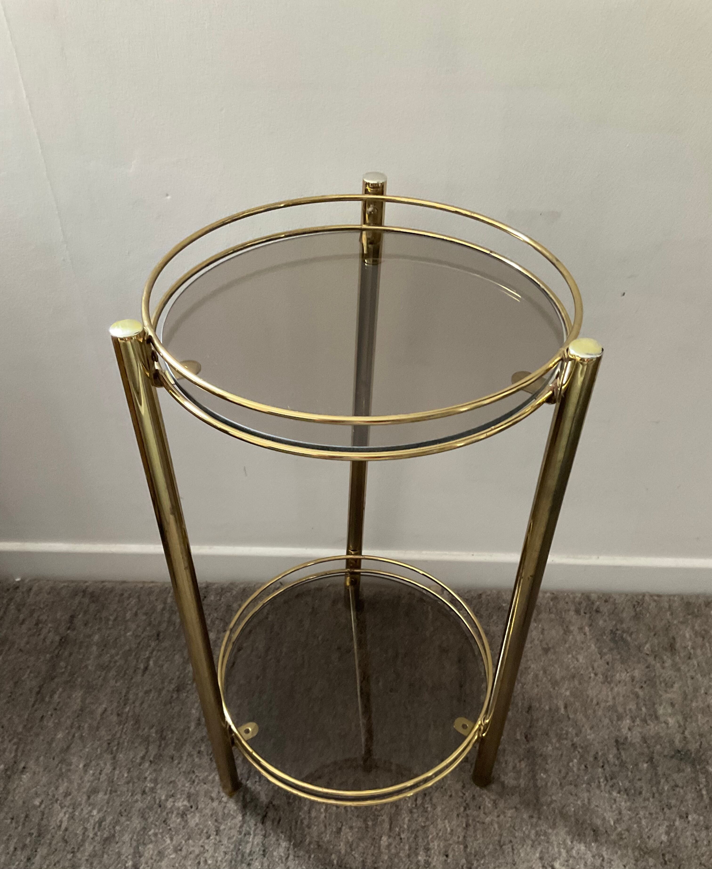 Guéridon des années 70 en métal doré et verre fumé