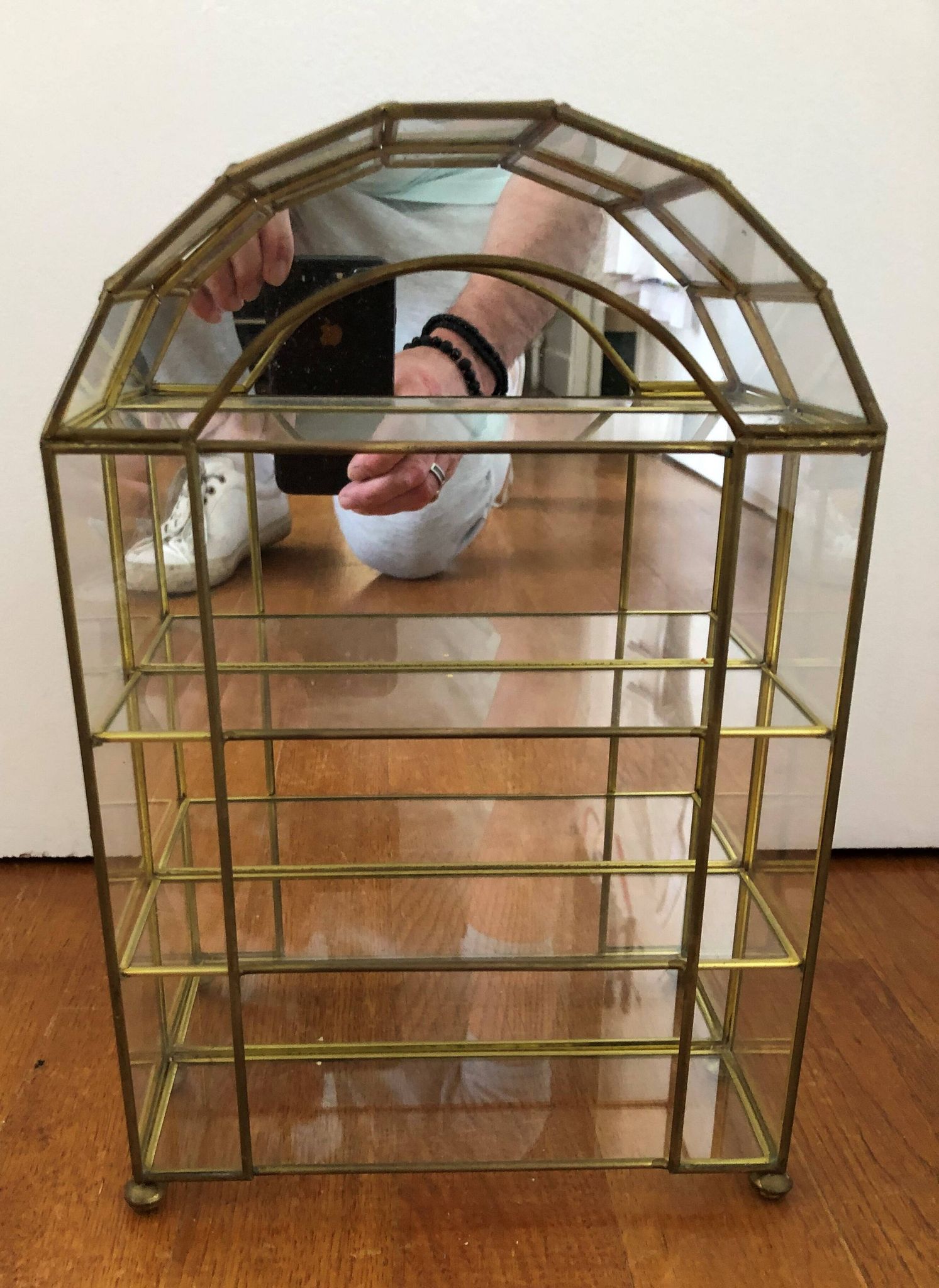 Vitrine en verre et laiton
