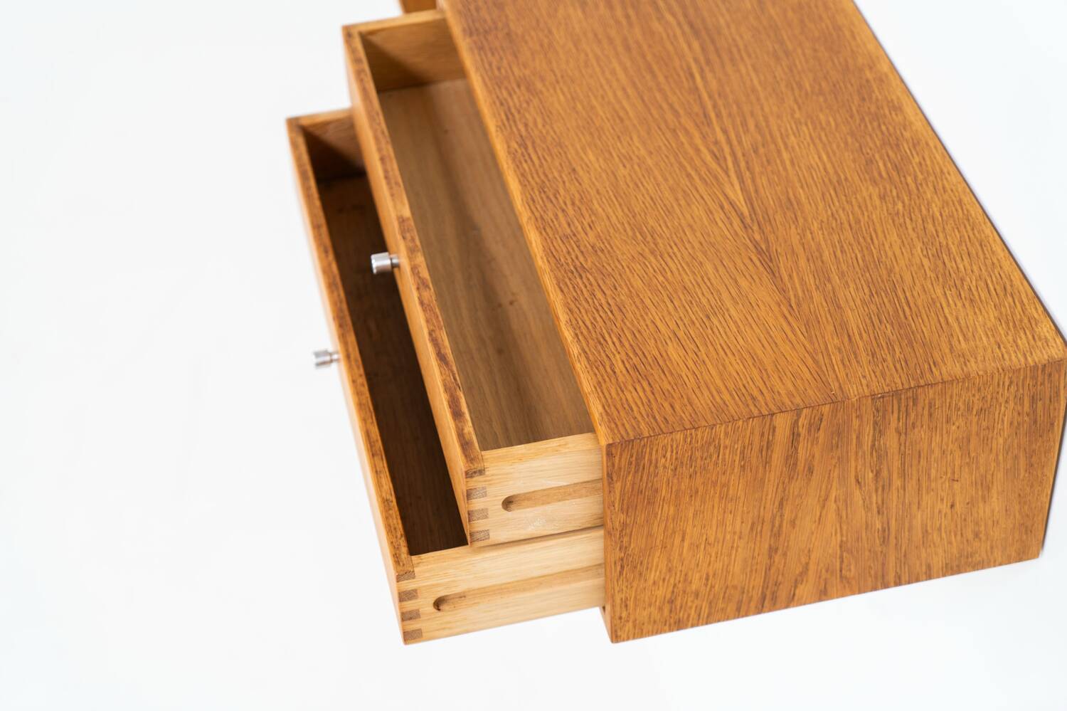 Rare console murale « Modèle 132 » en chêne par Aksel Kjersgaard (Danemark, années 1950).
