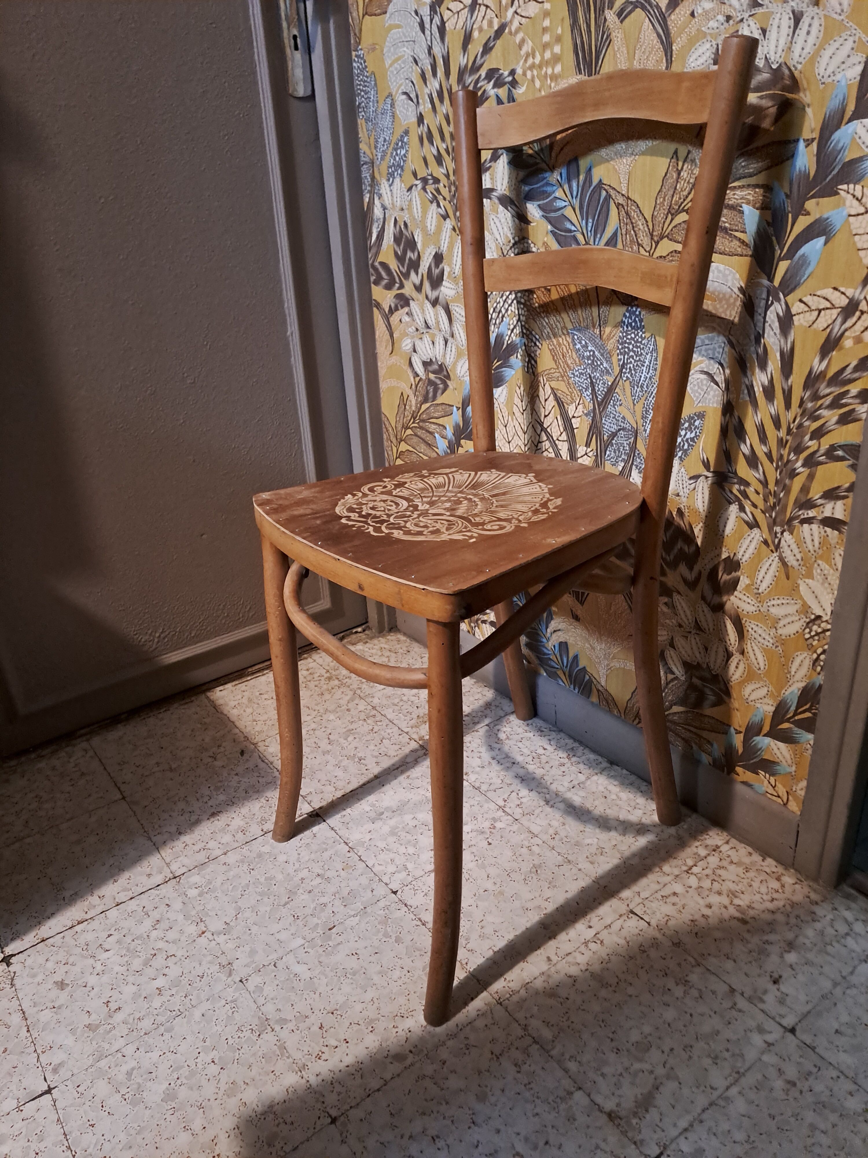 Chaise de style bistrot en bois blond 1940
