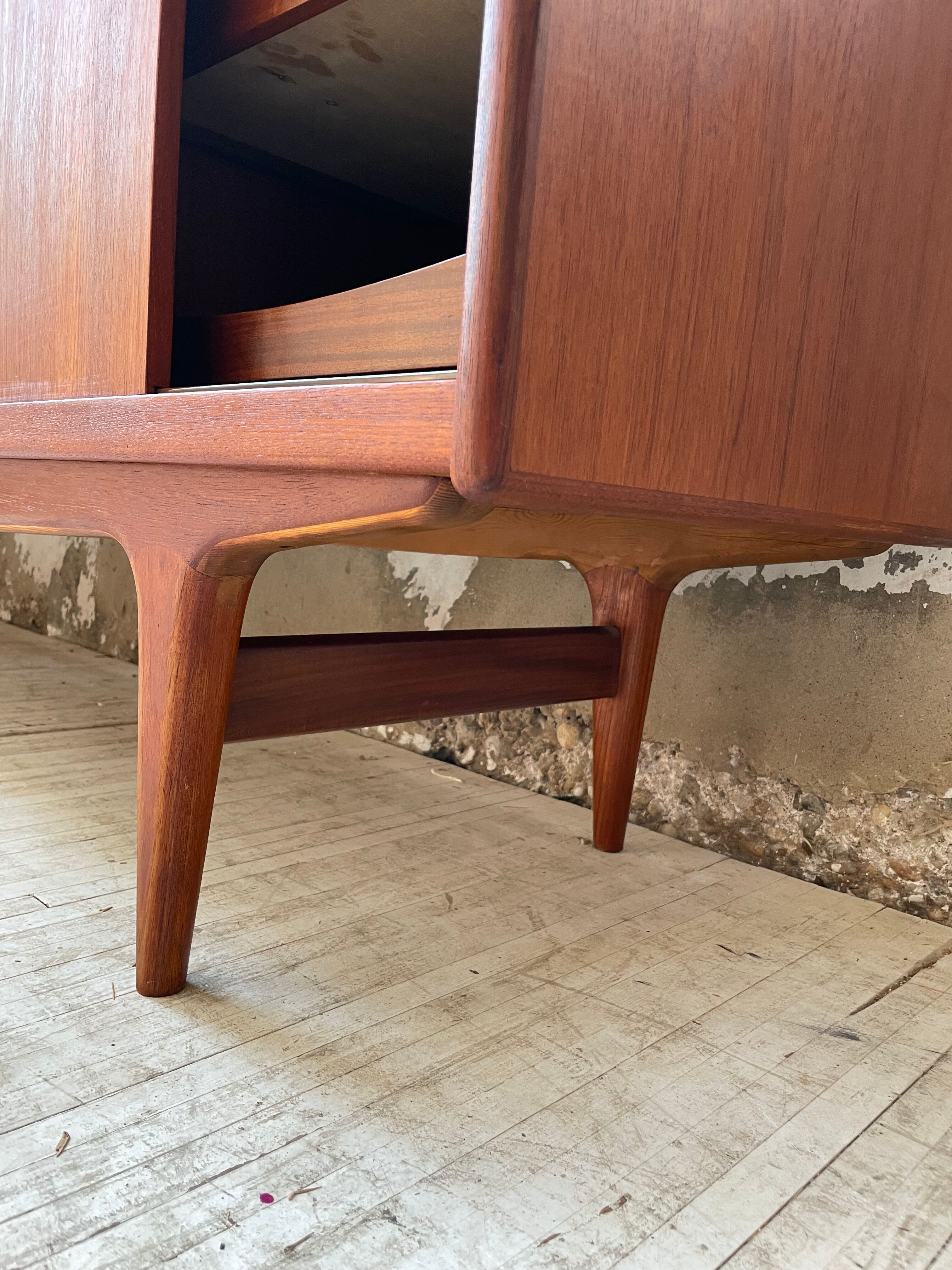 Teak row Johannes Andersen Samcom