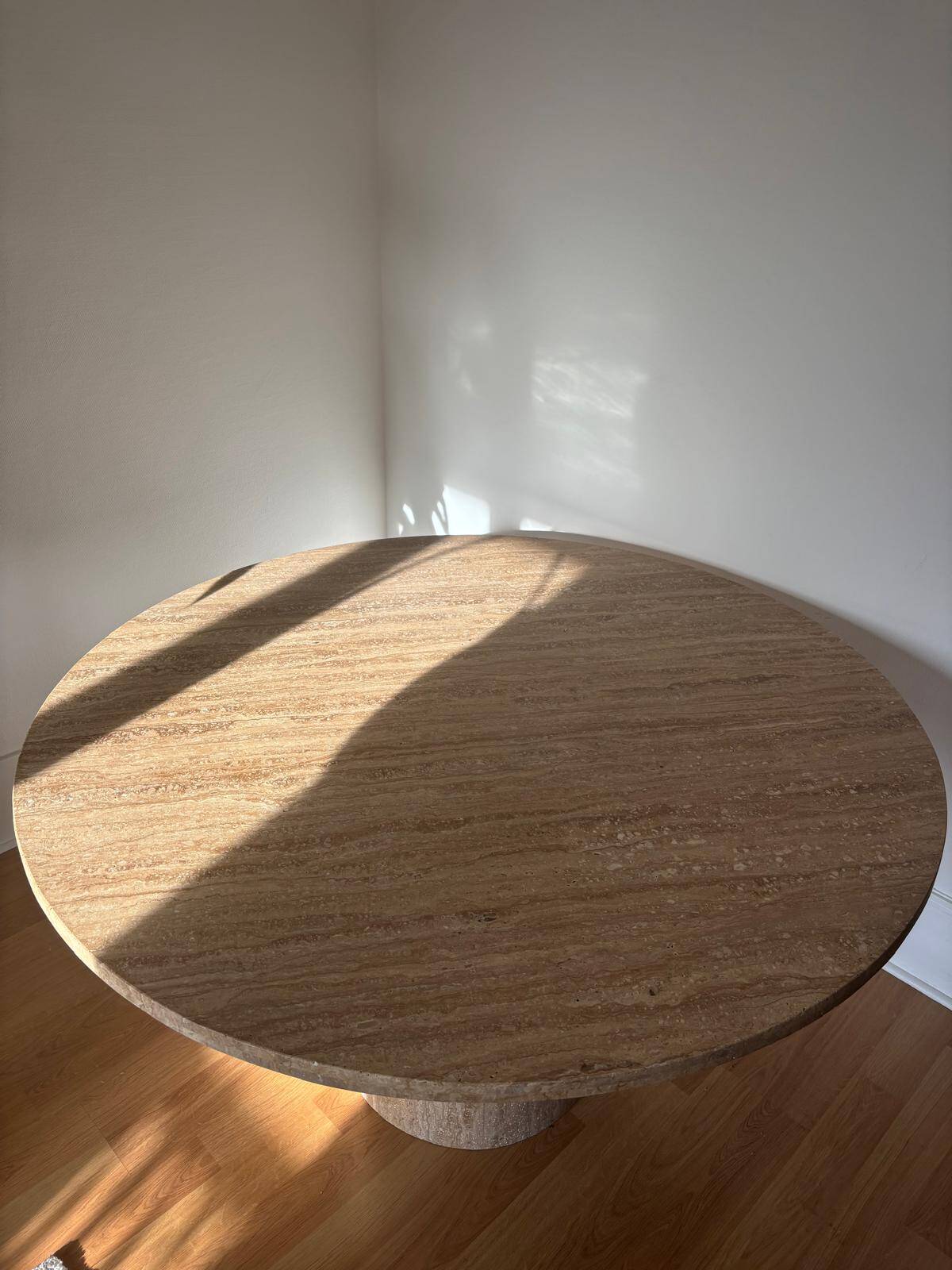 Table ronde en travertin