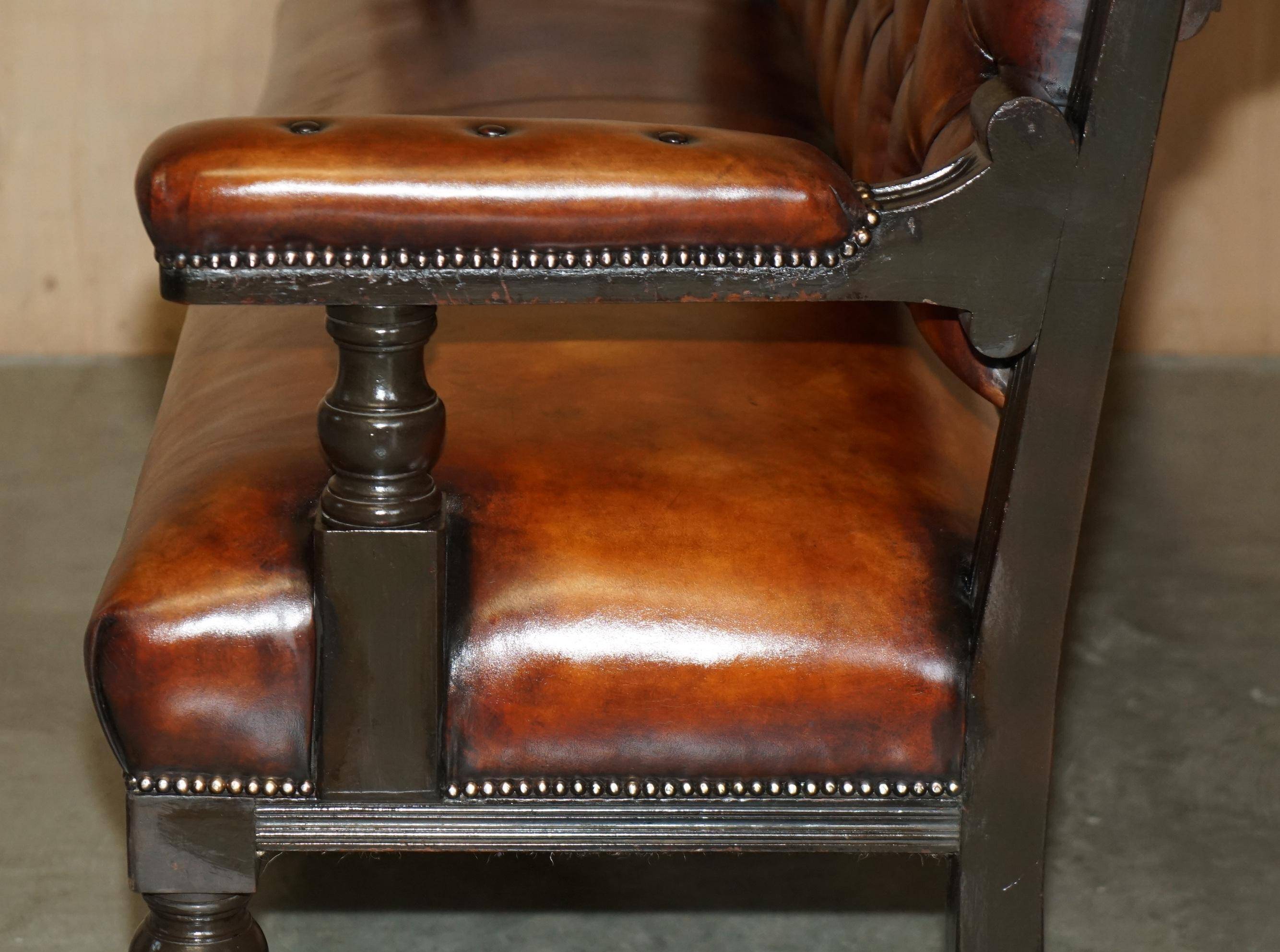 Banc de pub victorien Chesterfield en cuir restauré