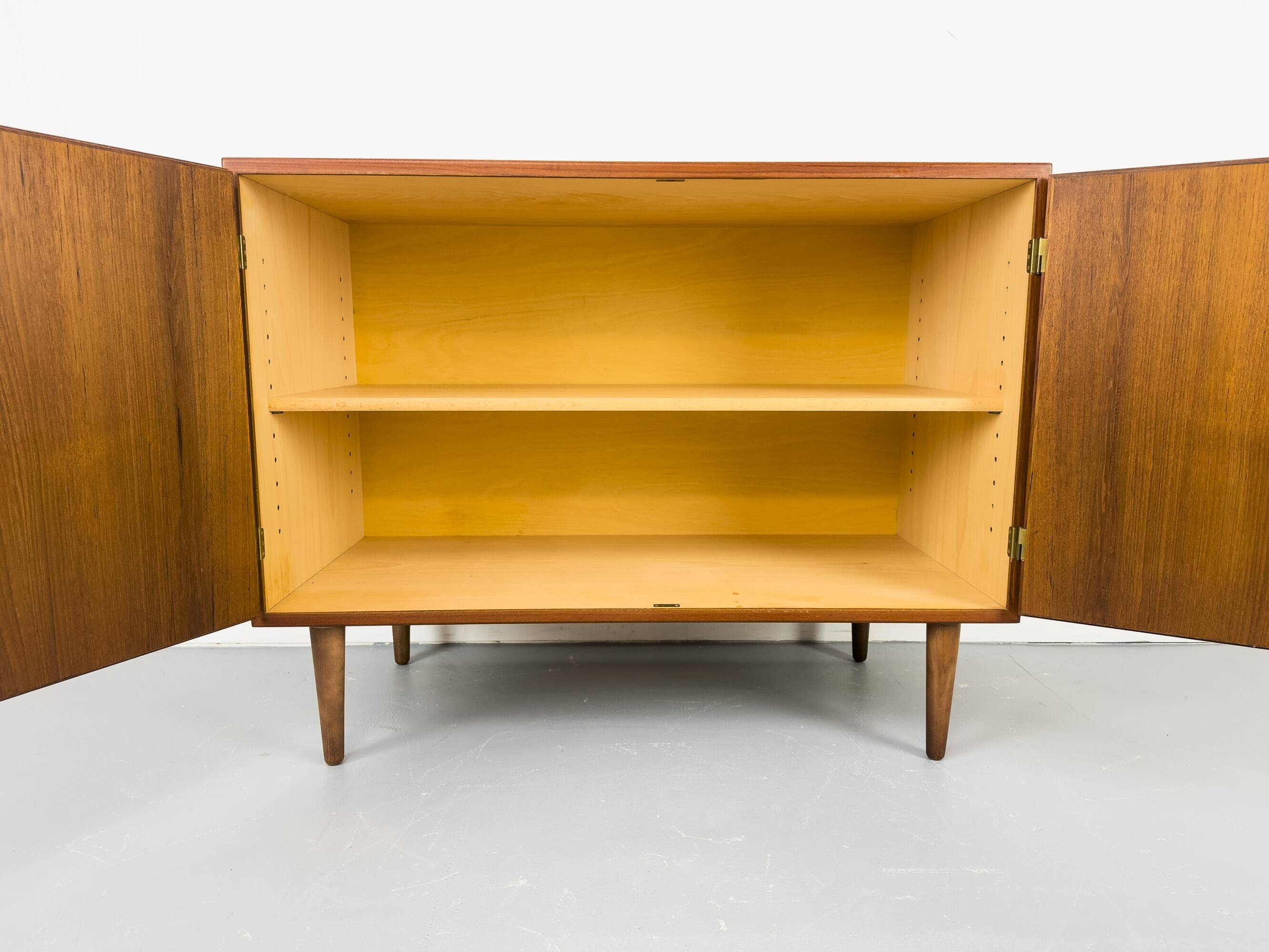 Buffet danois en teck par Børge Mogensen pour Søborg Møbelfabrik, années 1960.