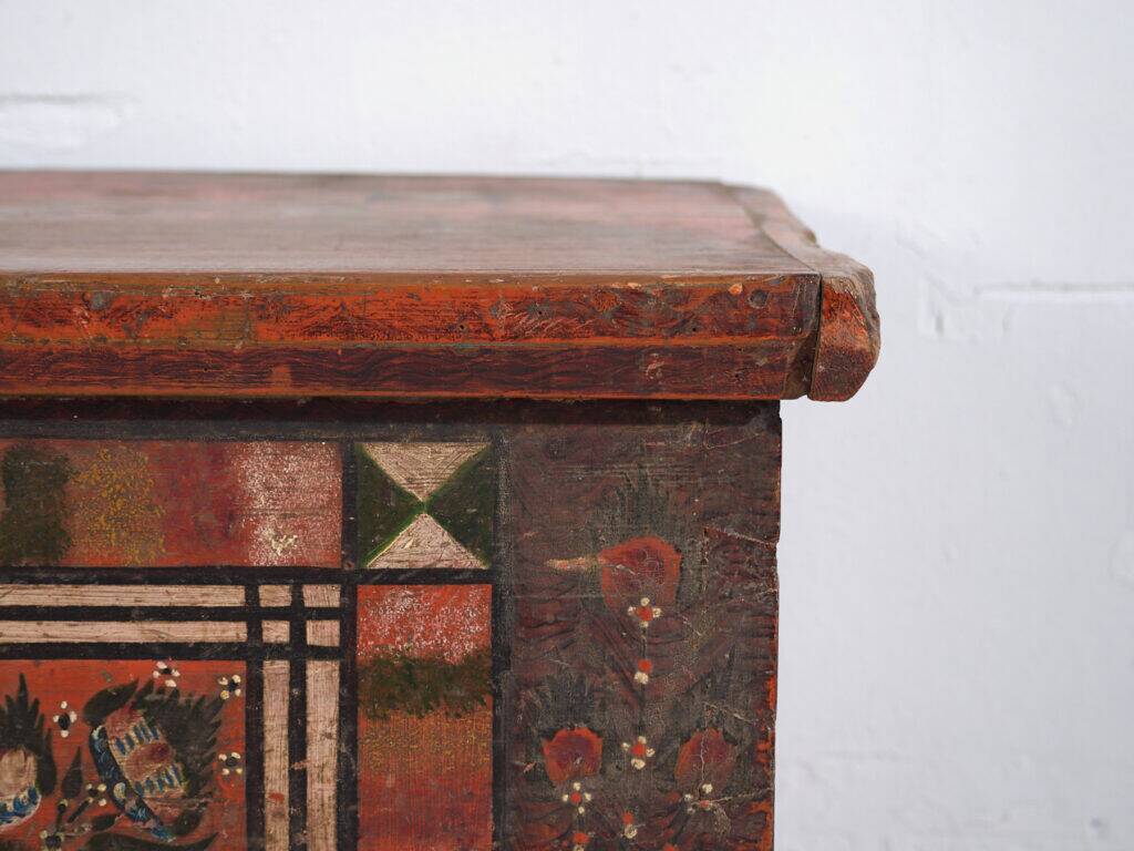 Coffre tyrolien en pin polychrome à panneaux géométriques – Tyrol, daté 1906