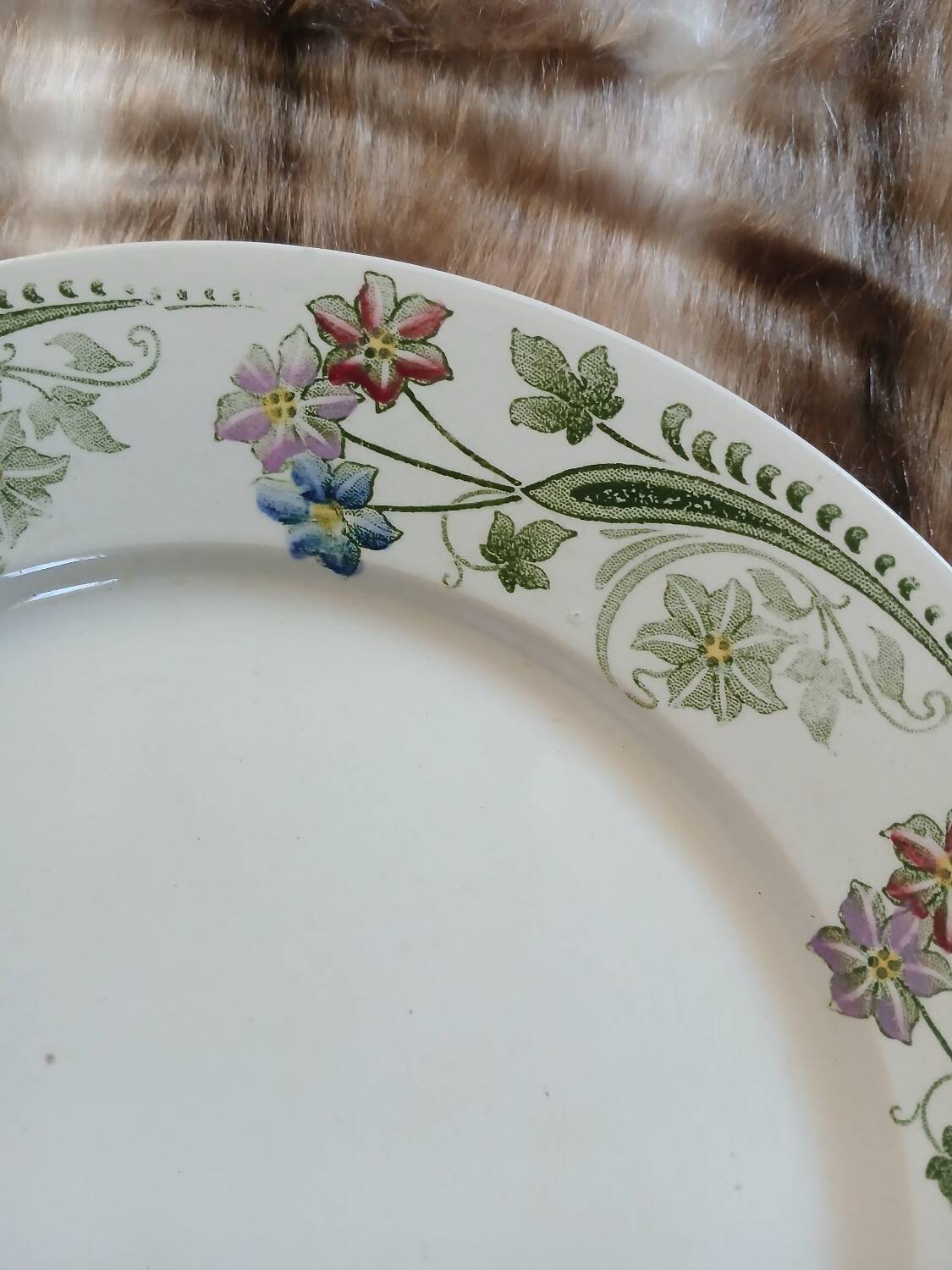 23 assiettes + plat anciens U&C Sarreguemines