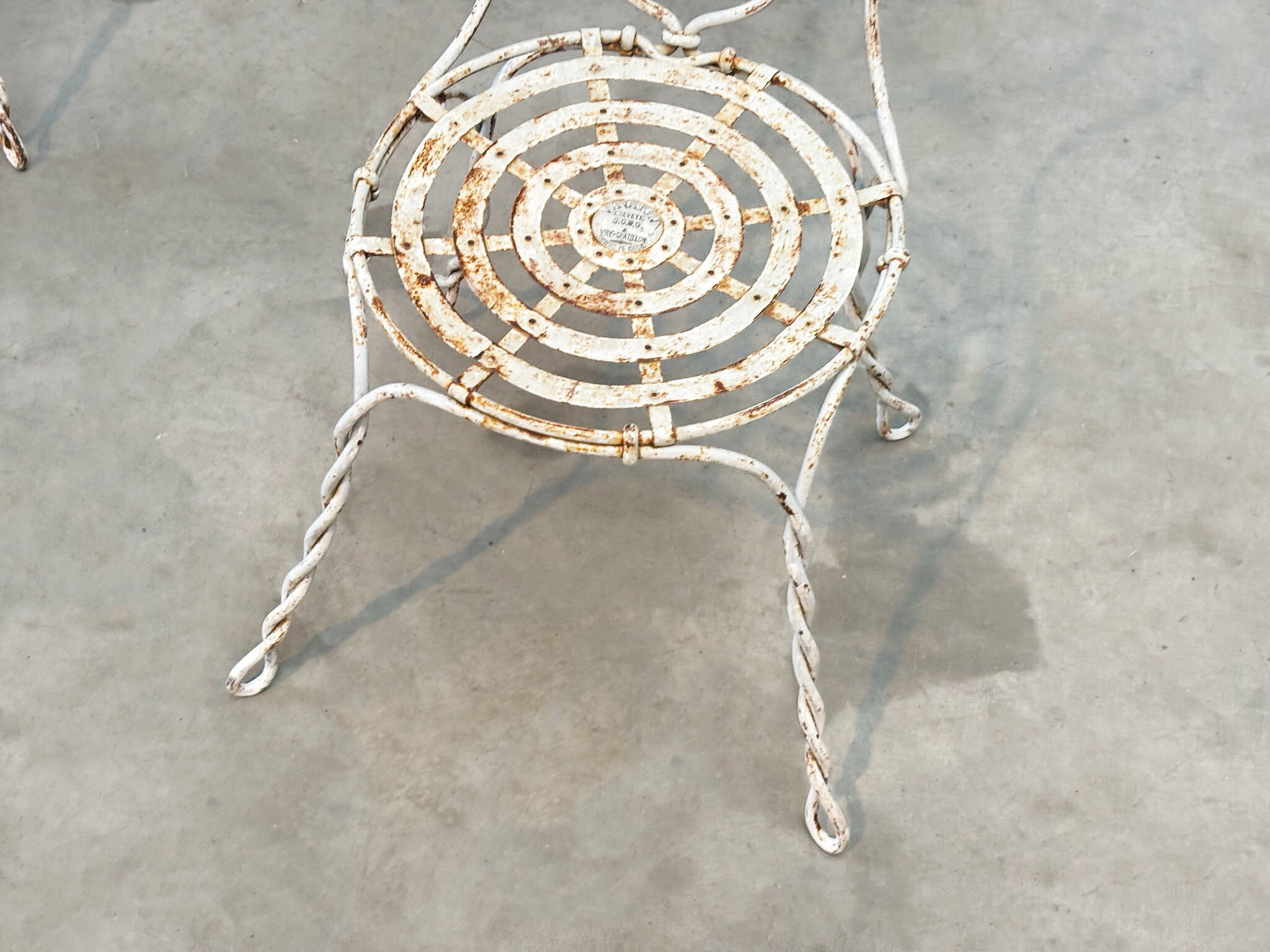 Ensemble de deux chaises de jardin sculpturales françaises