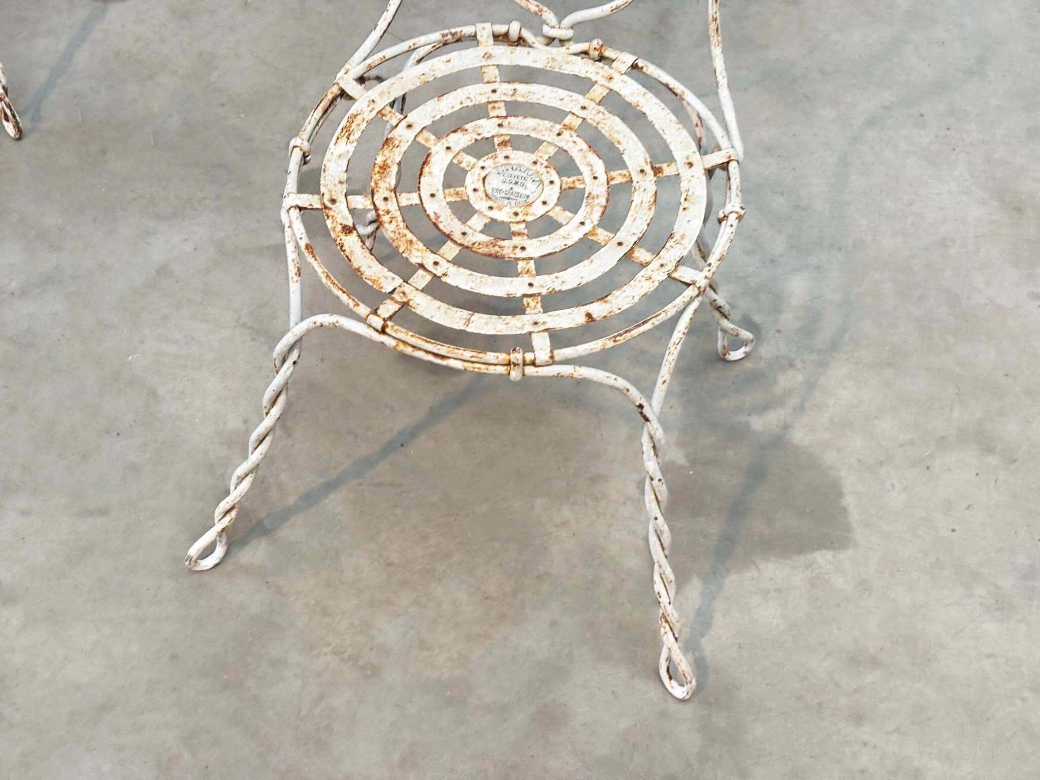Ensemble de deux chaises de jardin sculpturales françaises