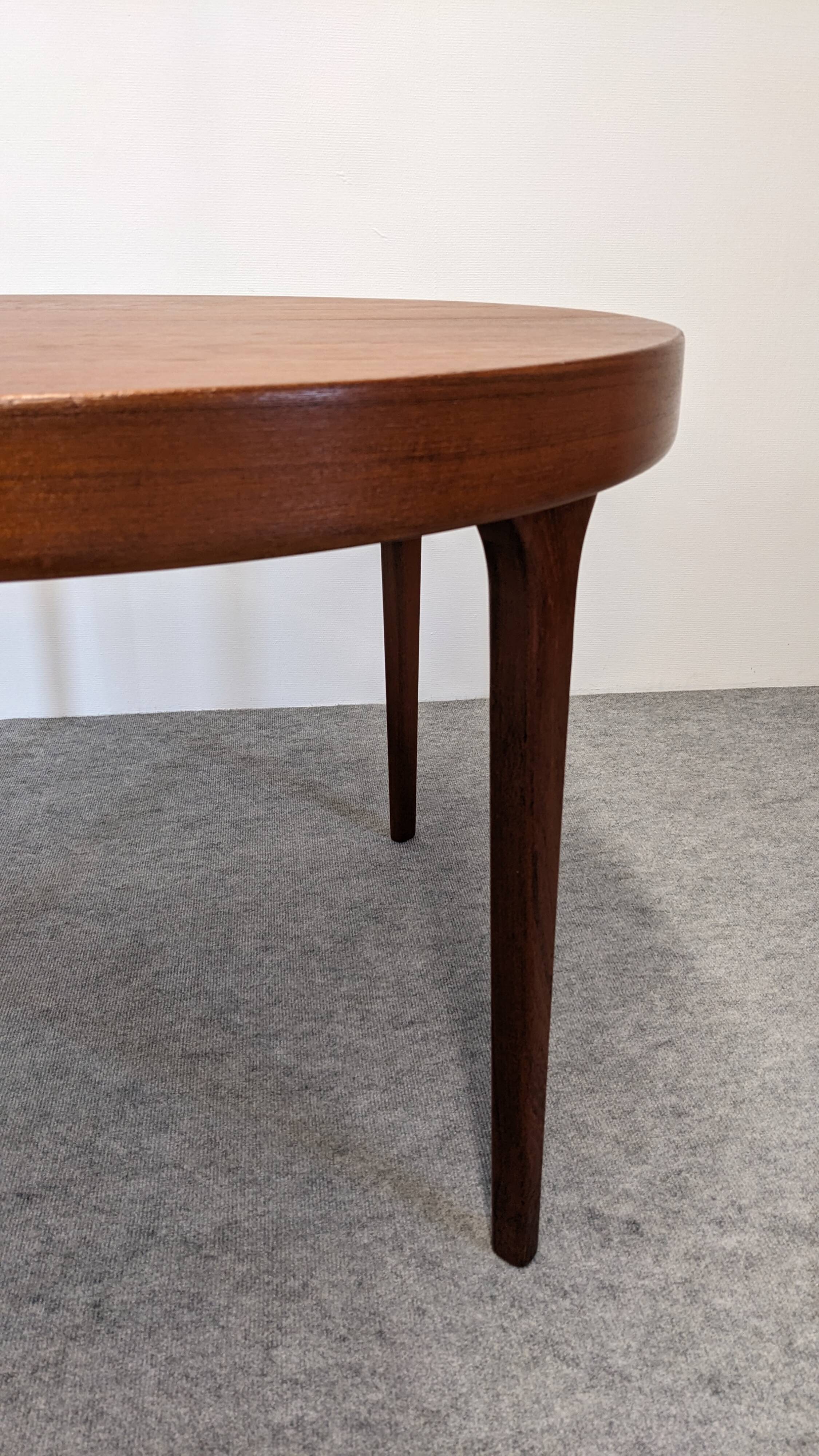 Table ronde extensible en teck de Oluf Theodor Larsen, Danemark vers 1970