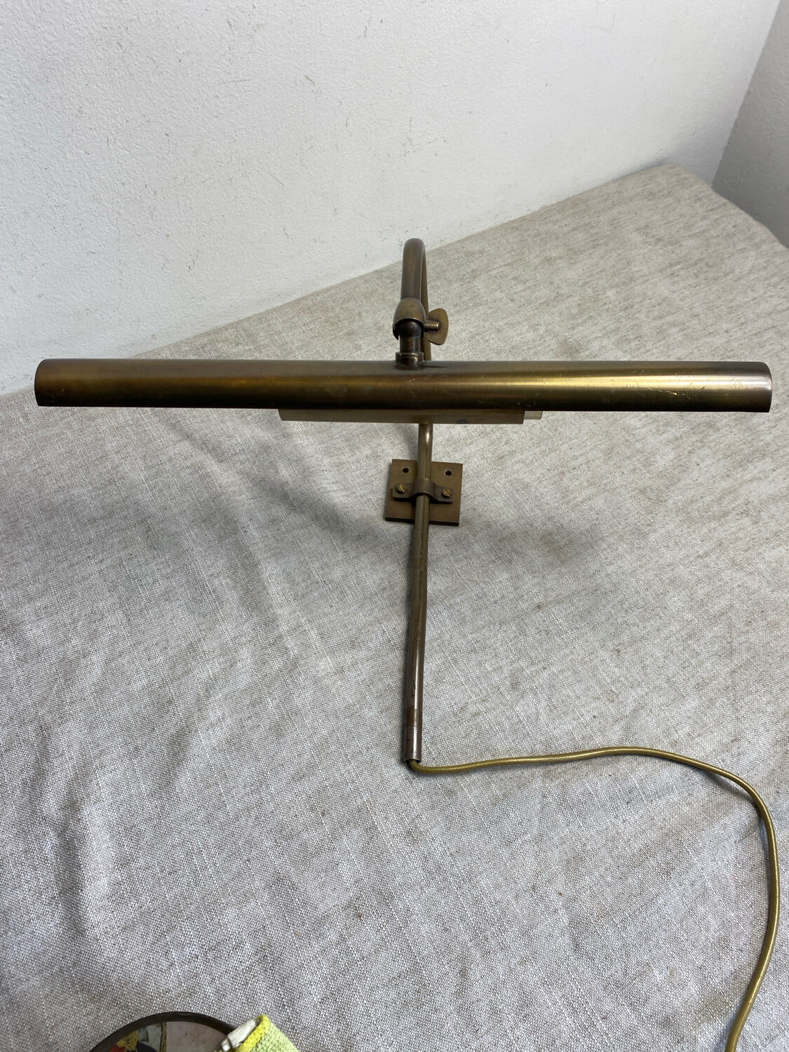 Wall light, picture light, in brass.