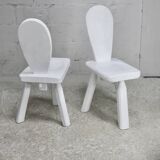 Paire de chaises tripodes, assises à la gouge. Brutalistes, circa 1960. Bois peint.