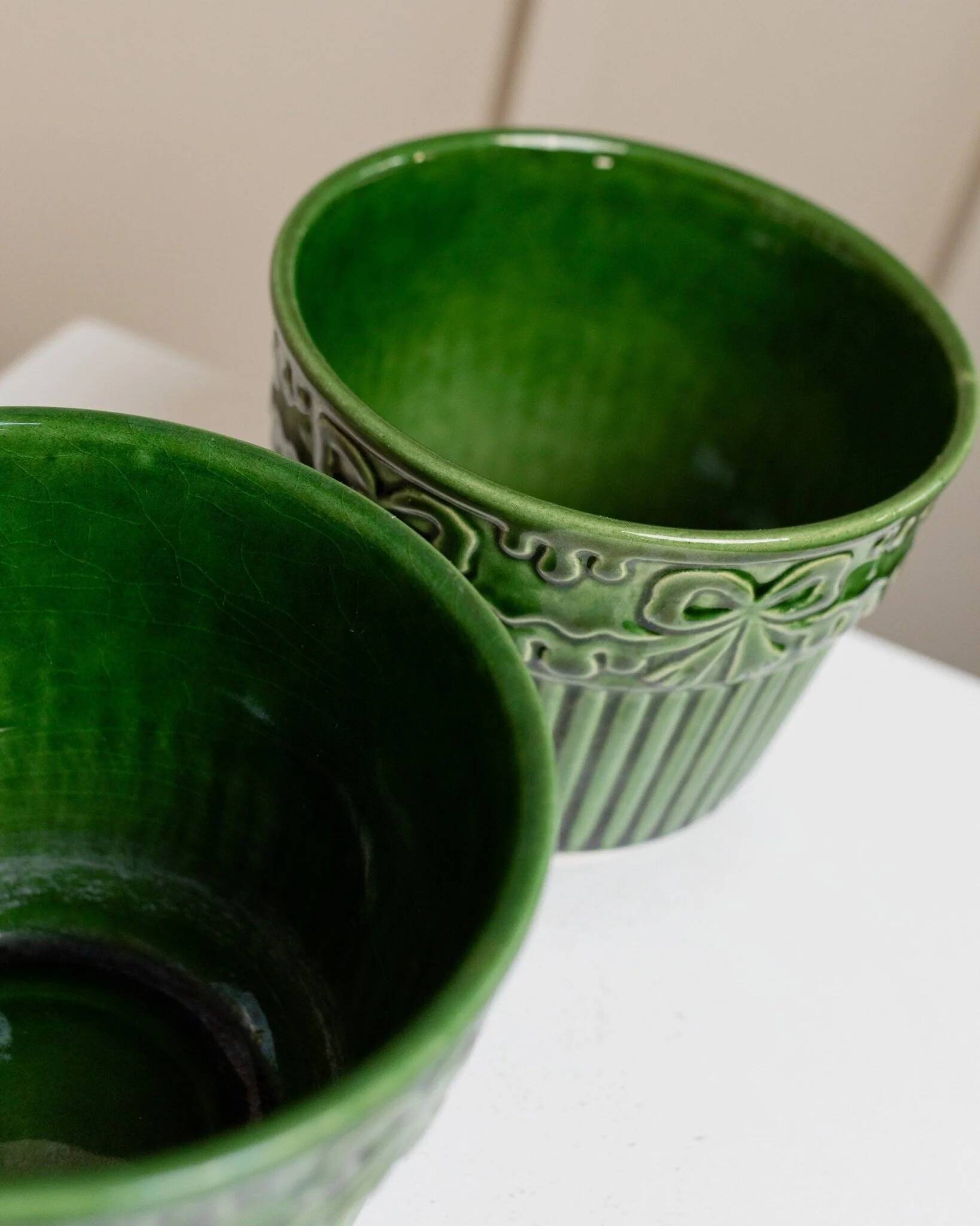 Ensemble de 2 pots de fleurs en céramique verte Bay-Keramik, 603-14, Allemagne de l'Ouest années 1980, striés avec relief floral.