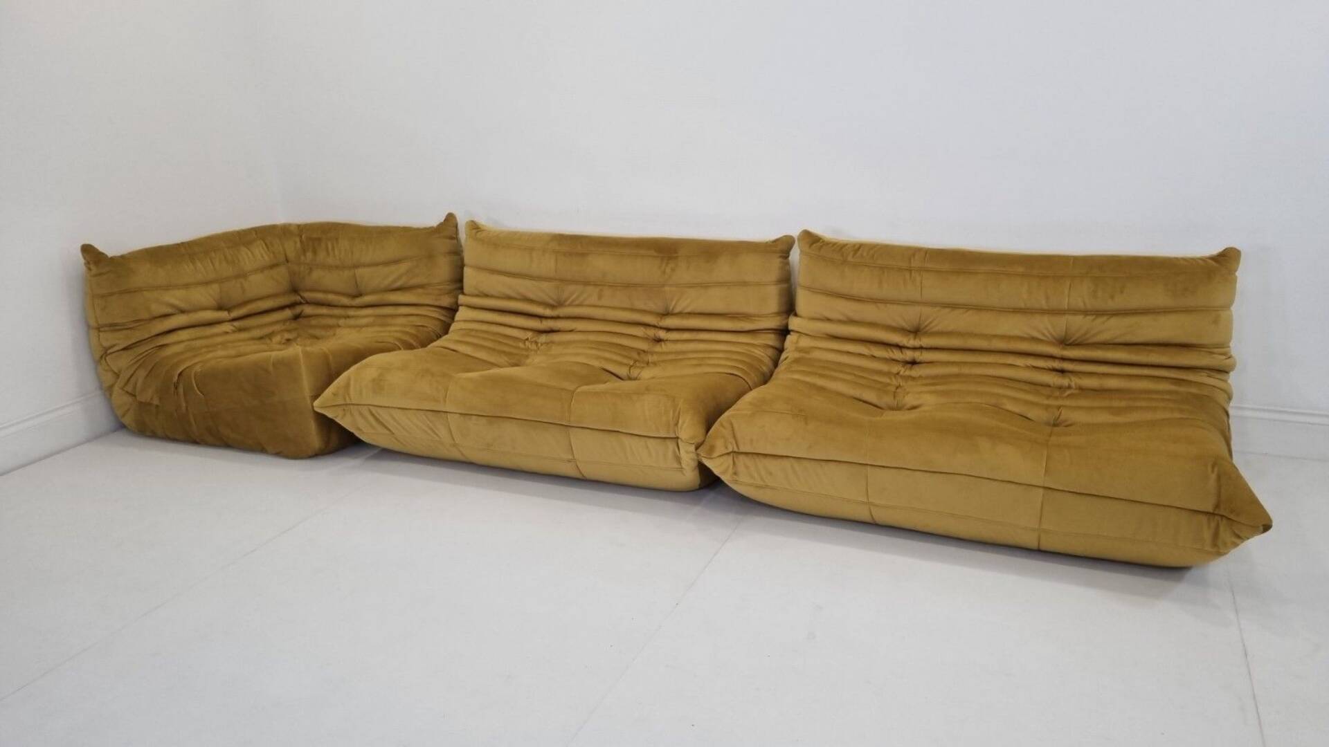 Ligne Roset Togo – 2 canapés 2 places et un élément d'angle.