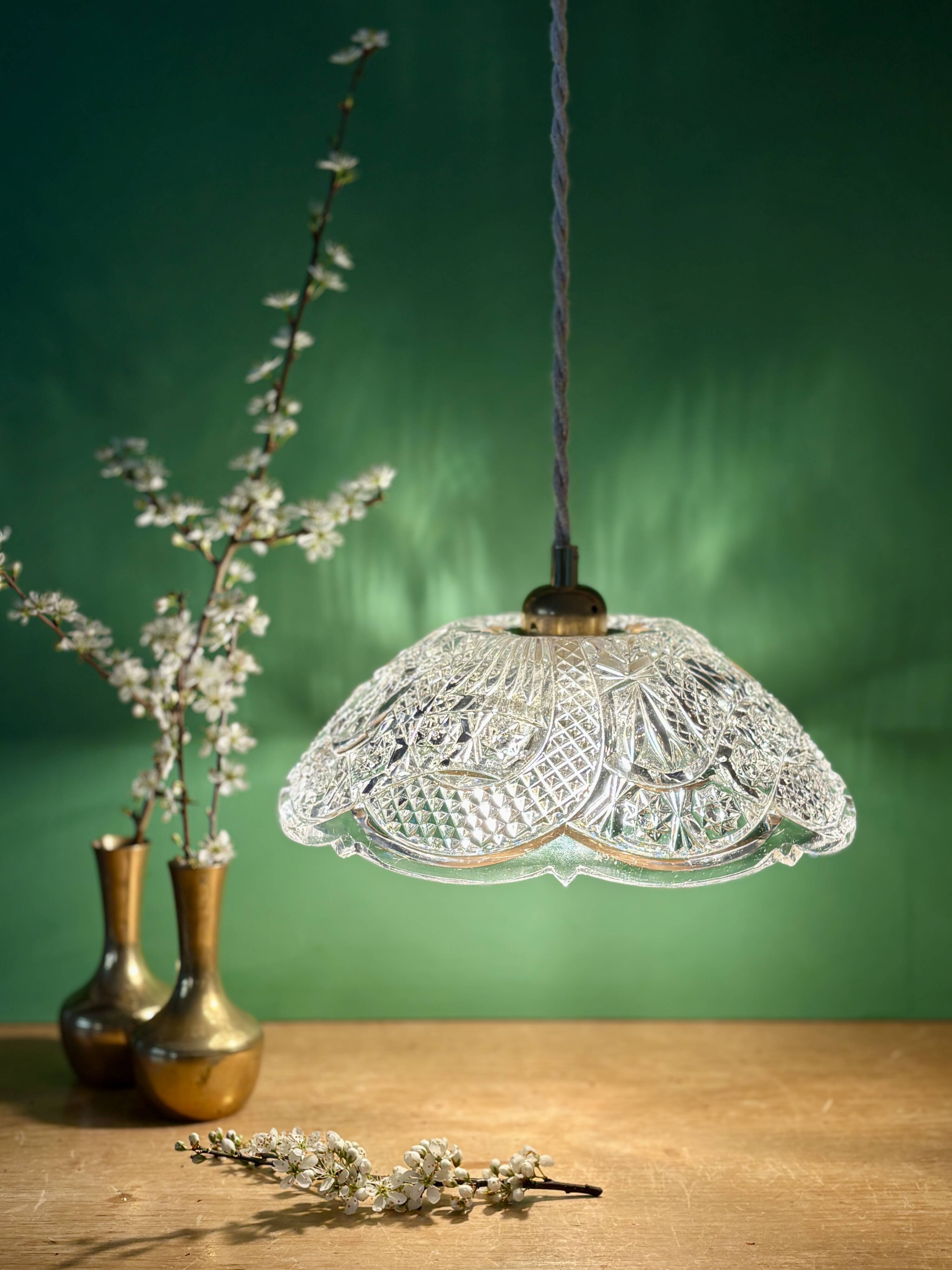 Suspension abat-jour vintage en verre travaillé - collection vaisselle -