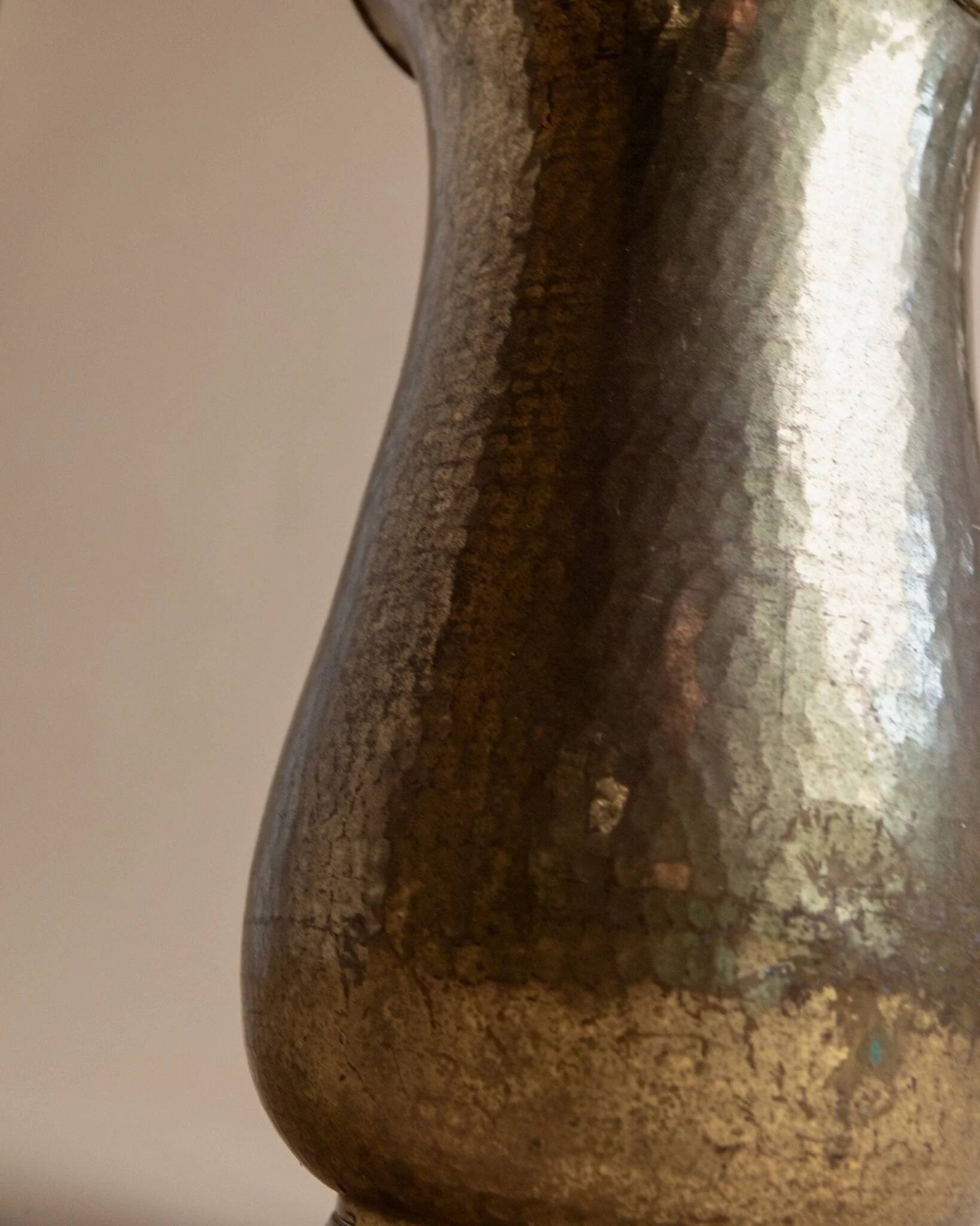 XXL vintage brass jug handmade in Italy (1950s) – golden brass vase with patina and elegant handle