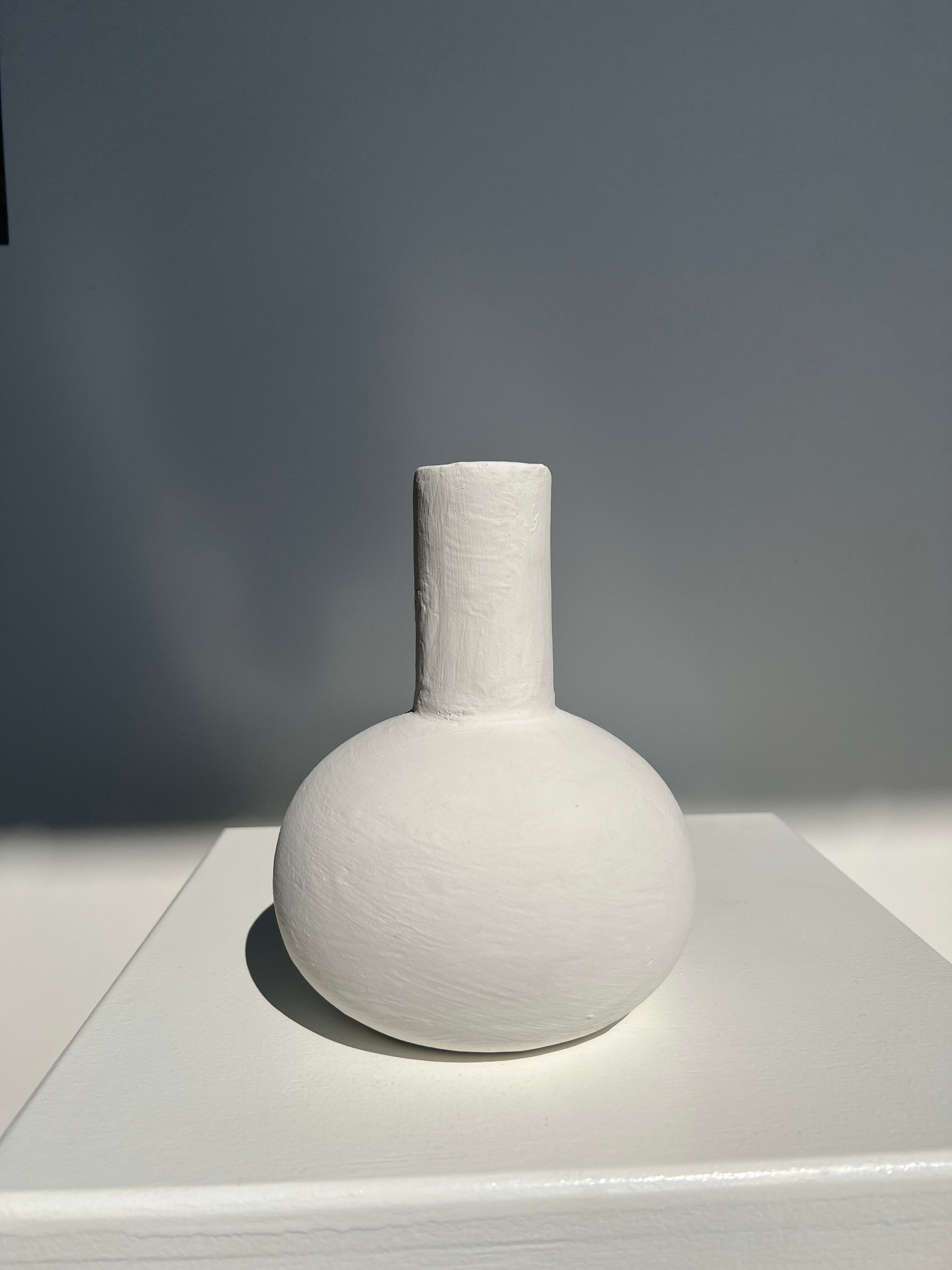 Handmade soliflore drop vase in terracotta painted white h:20 d:15