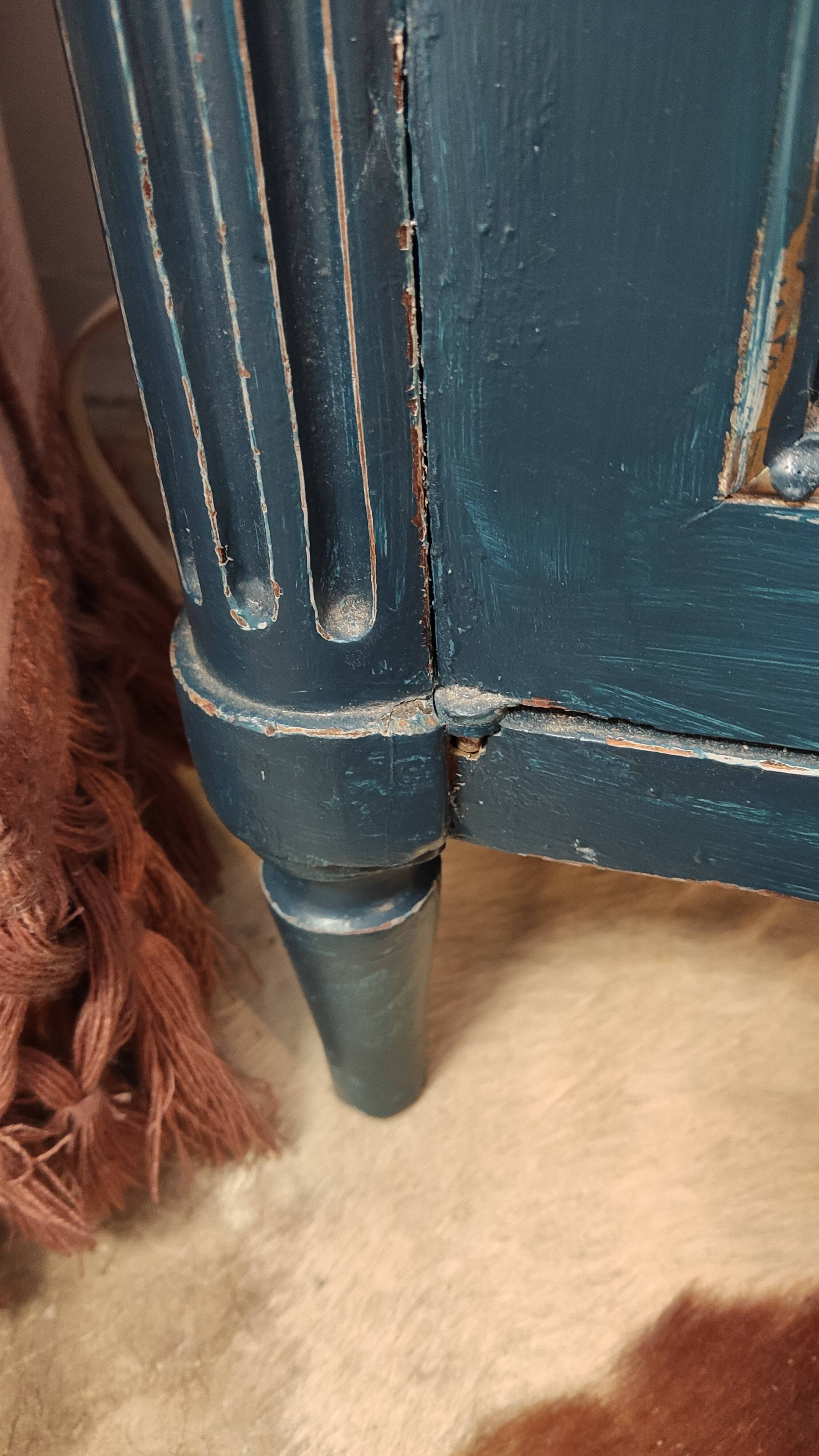 Showcase Louis XVI blue patina