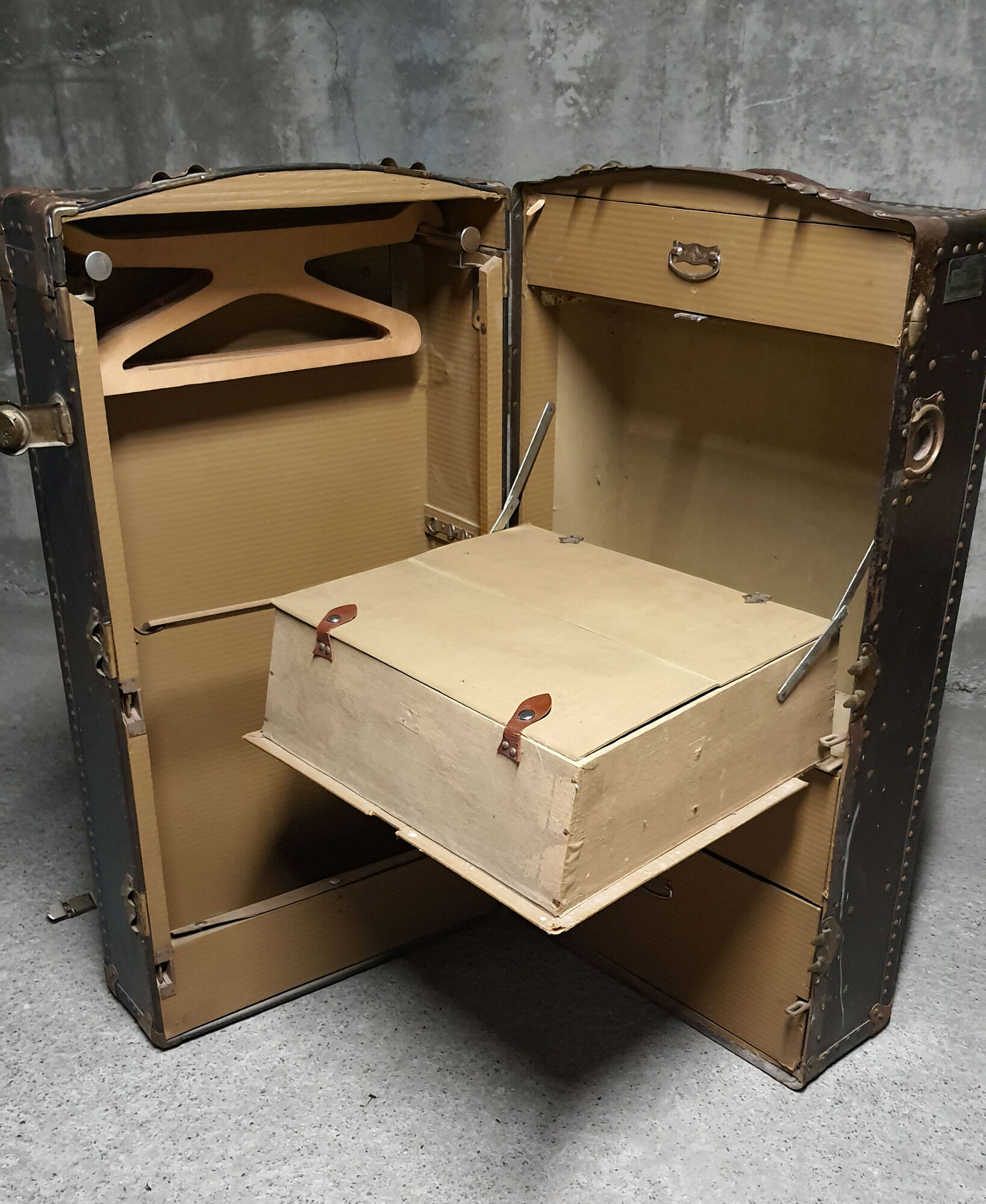 Large travel trunk of the brand Victor Wardrobe Luggage 1920
