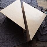 Table basse triangle travertin.