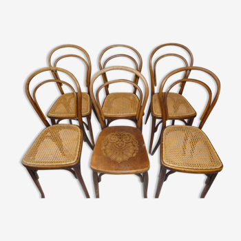 Lot de 6 anciennes chaises de bistro dont 5 avec cannage et 1 dessus bois