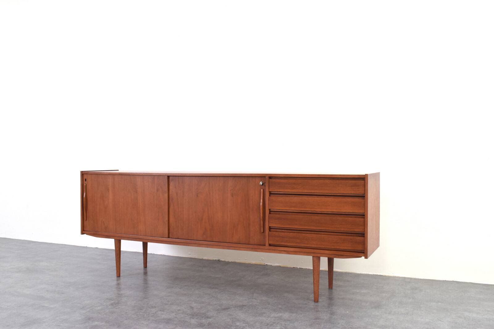 Buffet en teck danois du milieu du siècle, années 1960.
