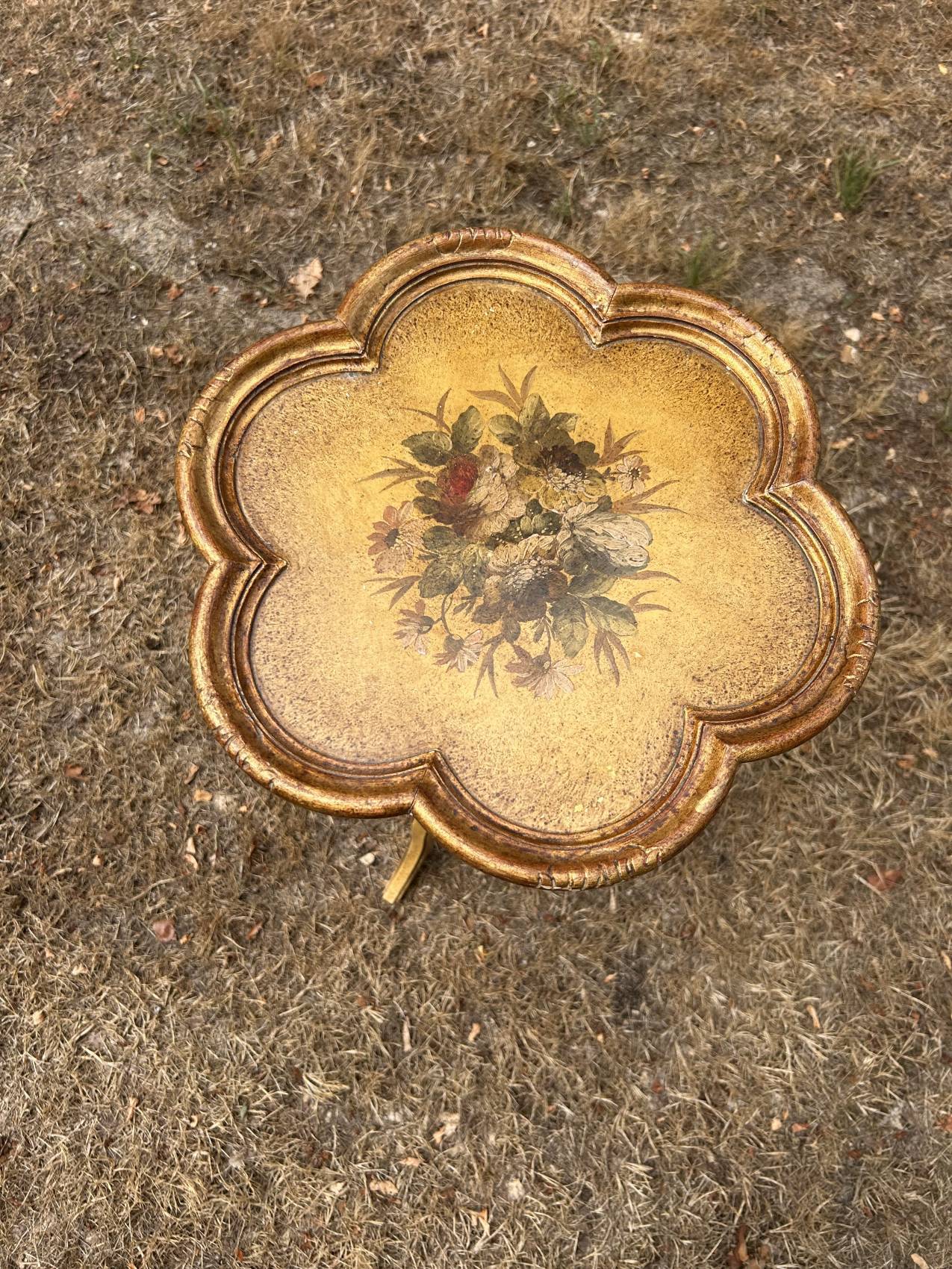 Florentine side table in gilded wood – Italy, 1950s-1960s, unusual and full of poetry.