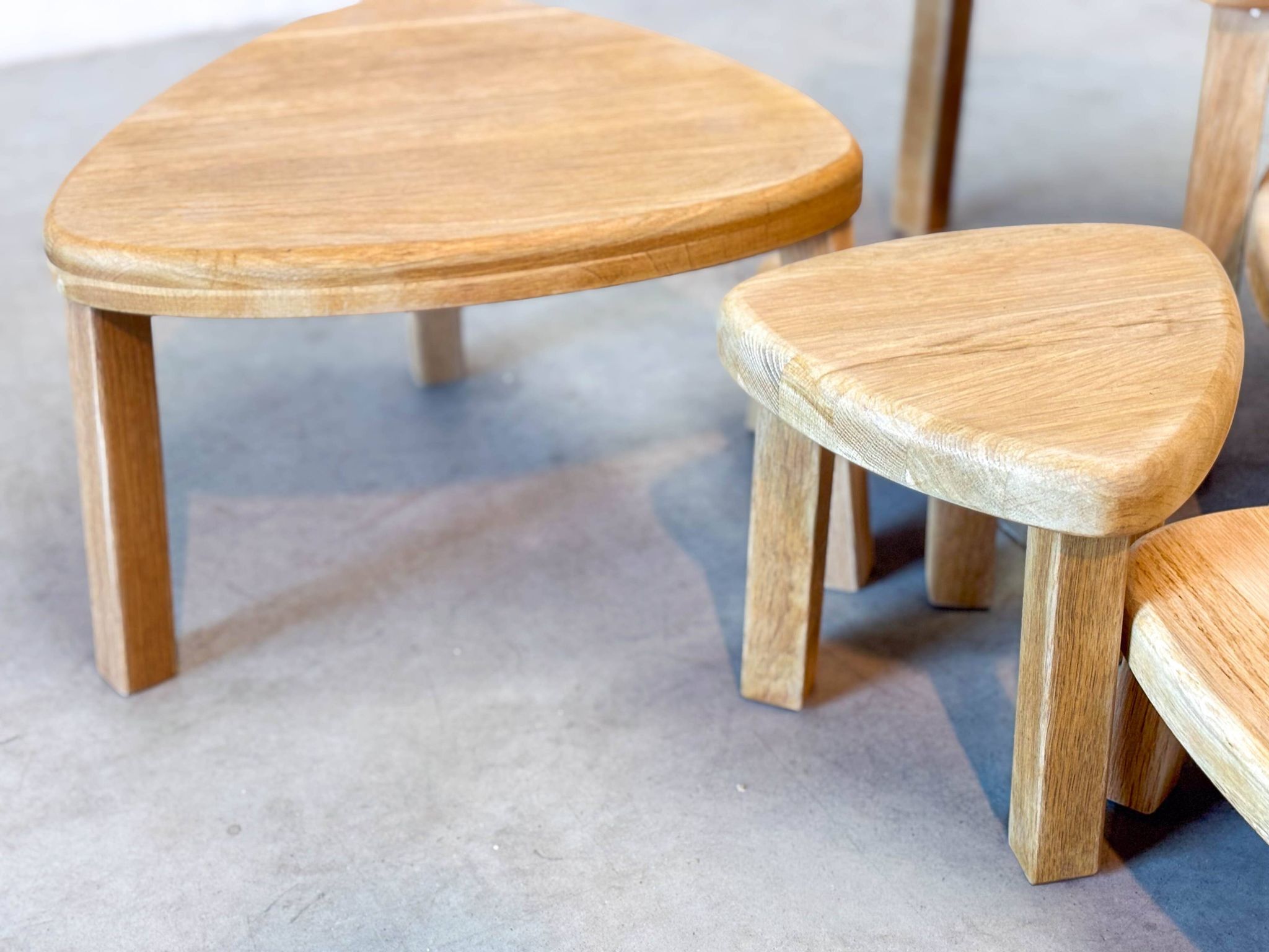 Table basse gigogne en chêne des années 1970