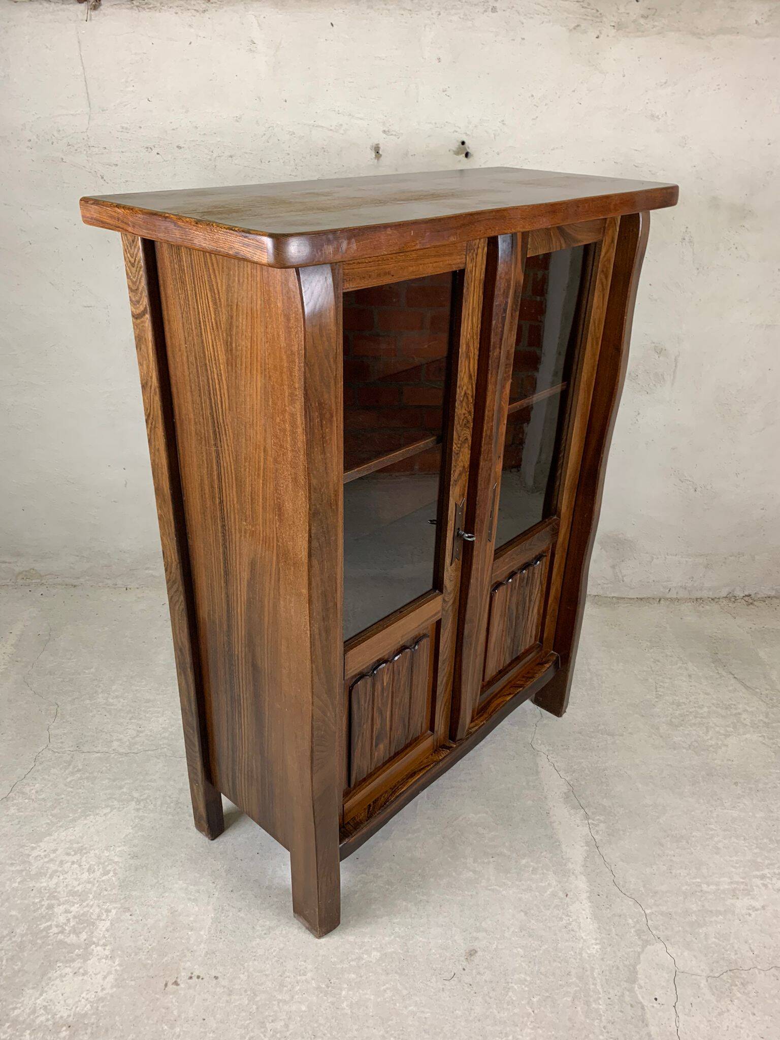 Cabinet brutaliste en orme par Olavi Hanninen