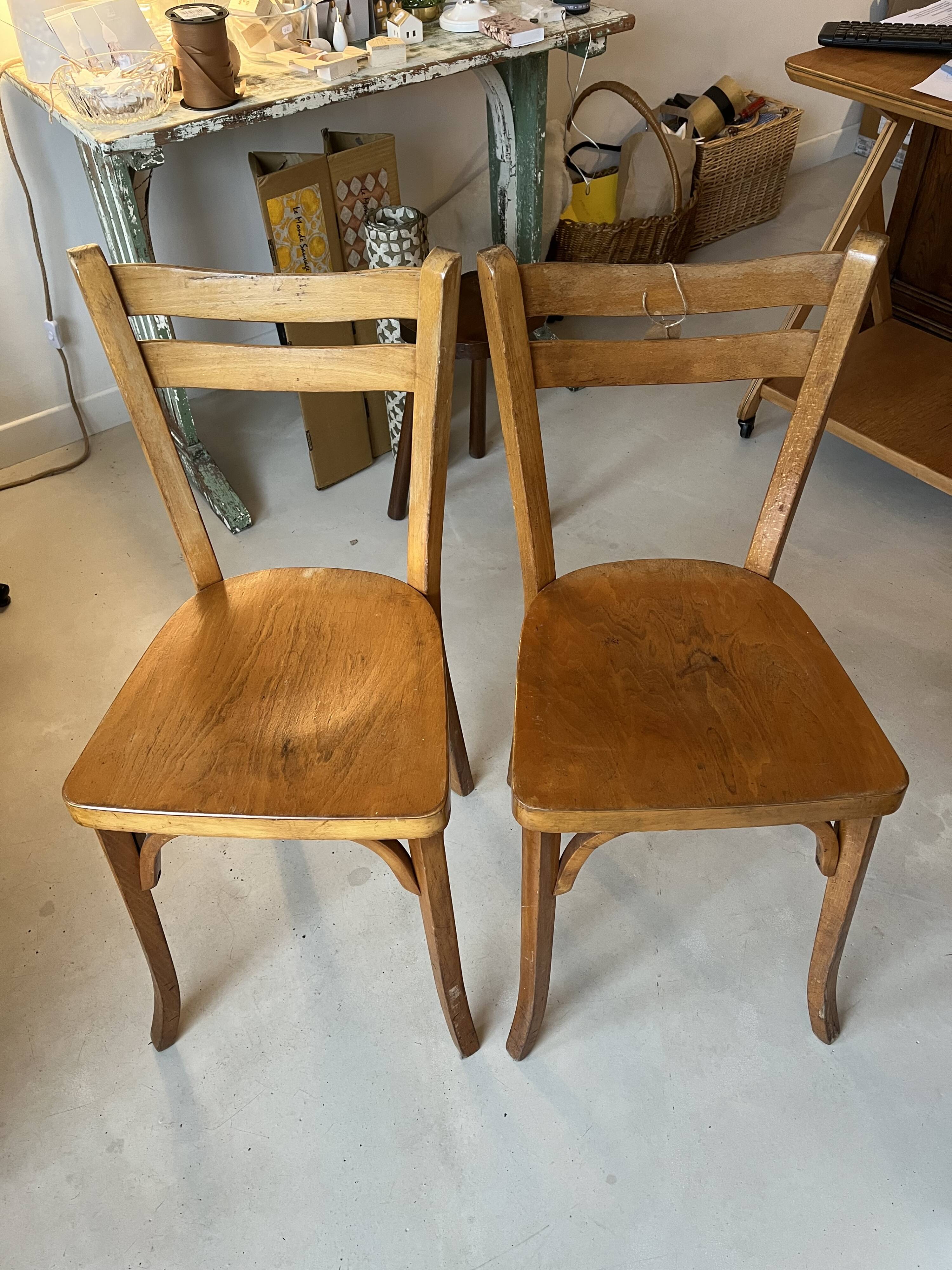 Set of 2 wooden chairs