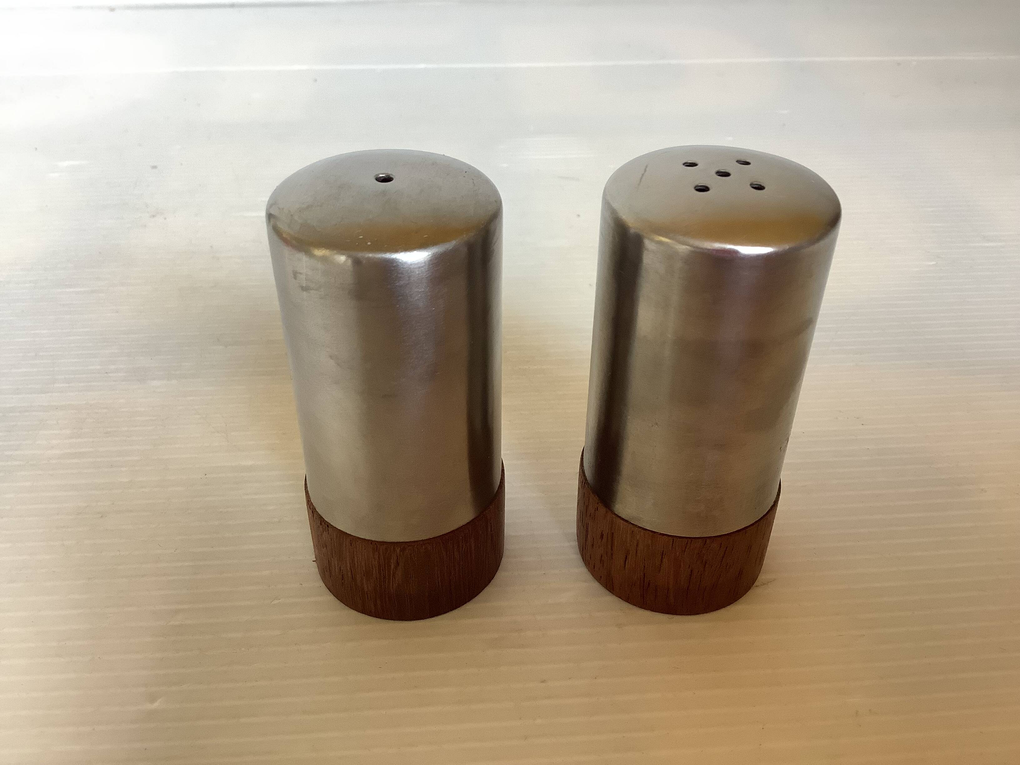Salt and pepper set in teak and metal, Scandinavian style.