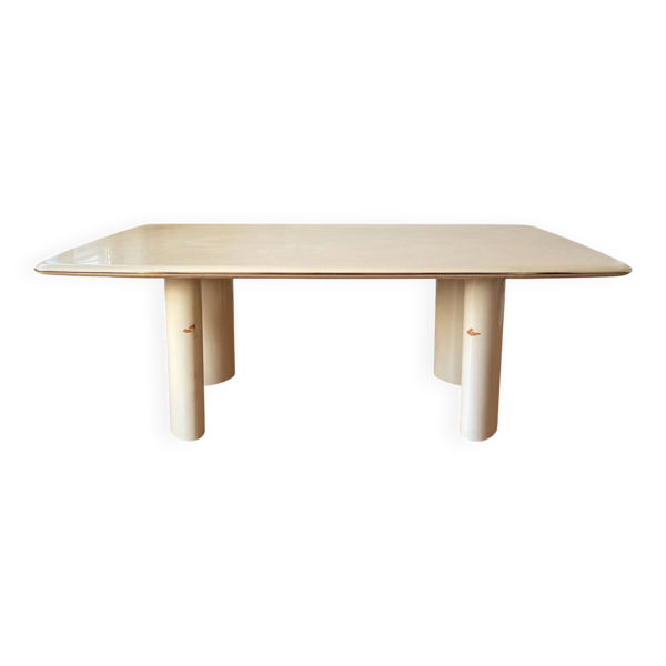 Grande table vintage laquée crème – pieds cylindriques – années 70/80 Grande table vintage laquée crème – pieds cylindriques – années 70/80
