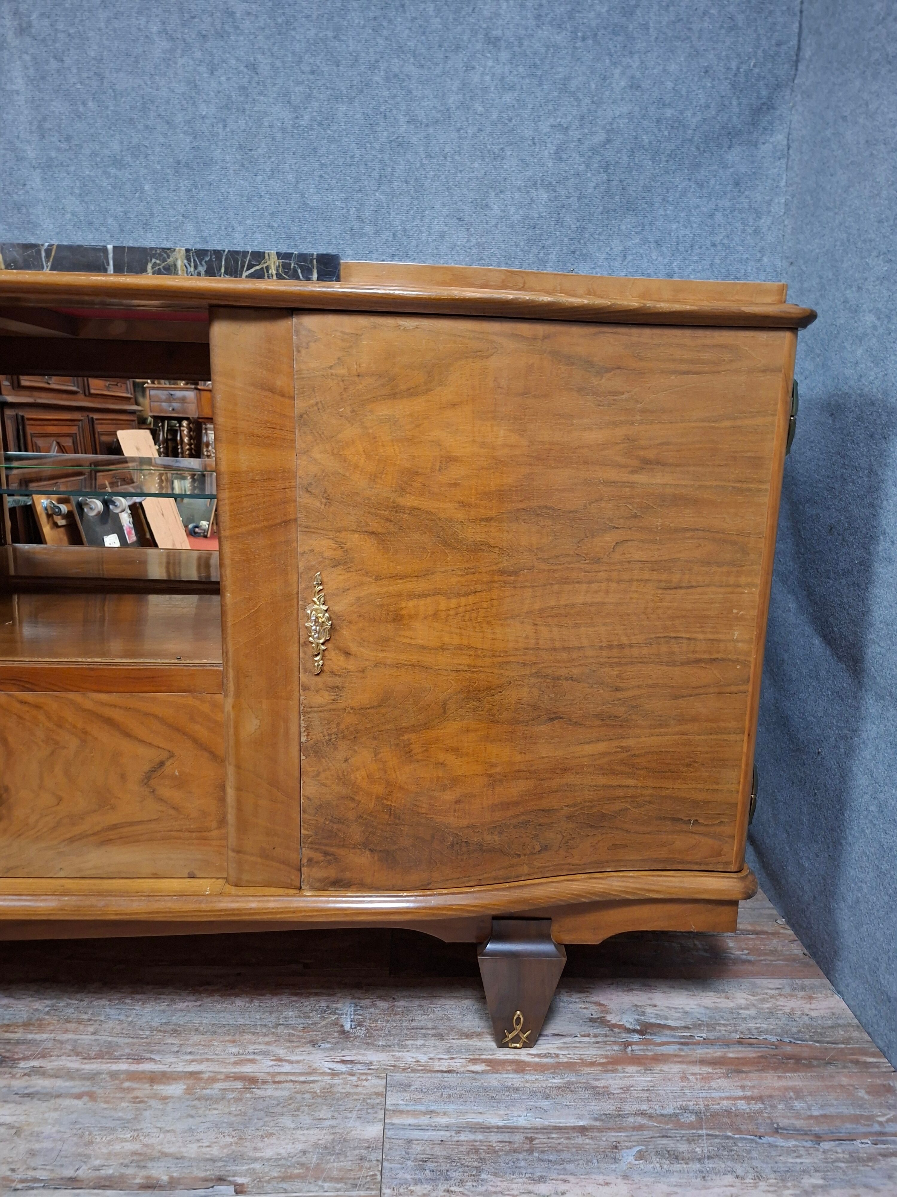 Art Deco buffet in flame walnut veneer, French work from the 1930s.