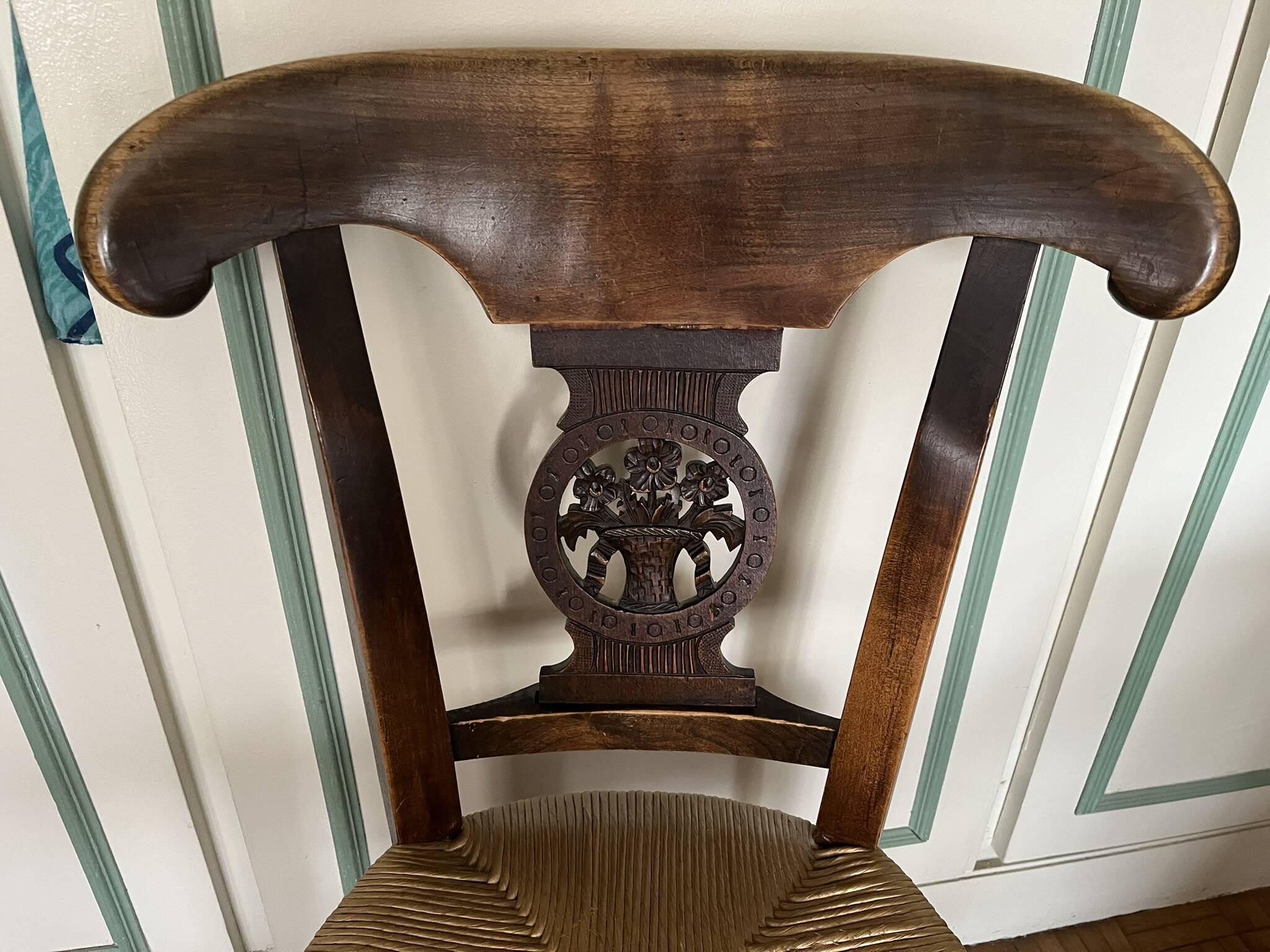 Paire de chaises Directoire en noyer, France circa 1810-1830