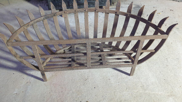 Porte-bûches en fer forgé en forme d'arc de cercle - XXème s.