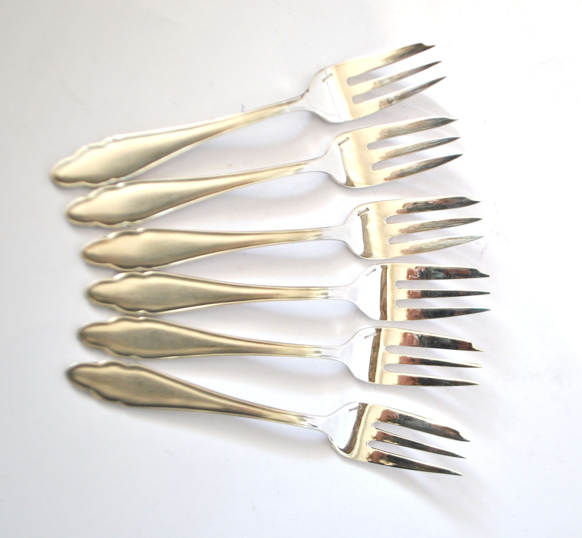 6 fourchettes à dessert modernistes en métal argenté chantourné DEETJEN