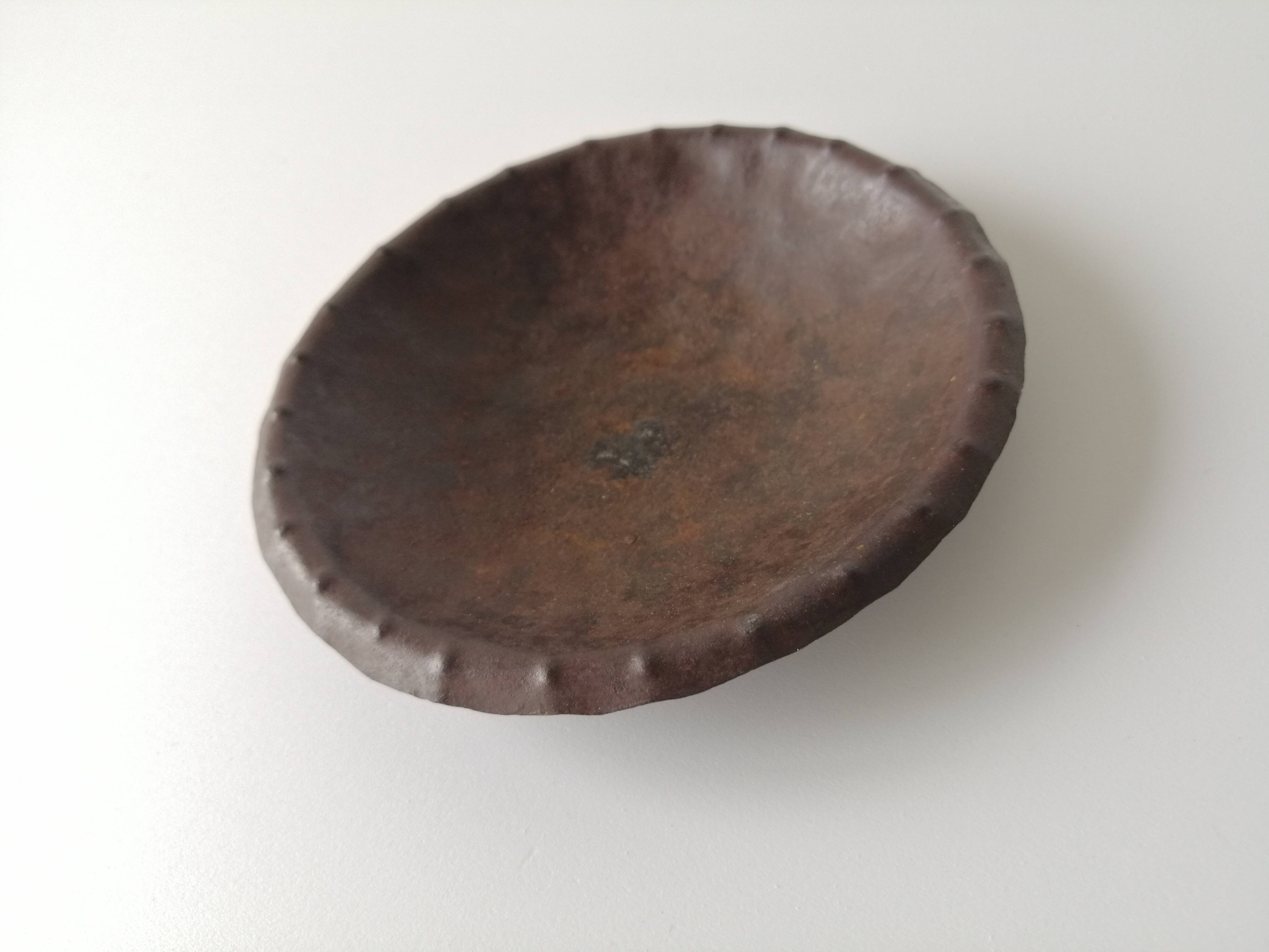 Metal tripod ashtray