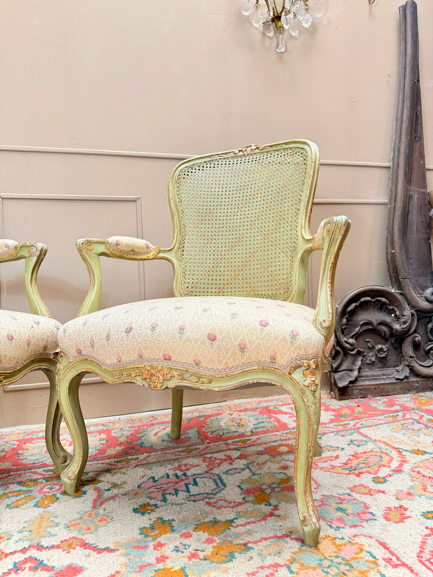 PAIRE DE FAUTEUILS EN BOIS LAQUÉ DE STYLE LOUIS XV XIX EME SIÈCLE  