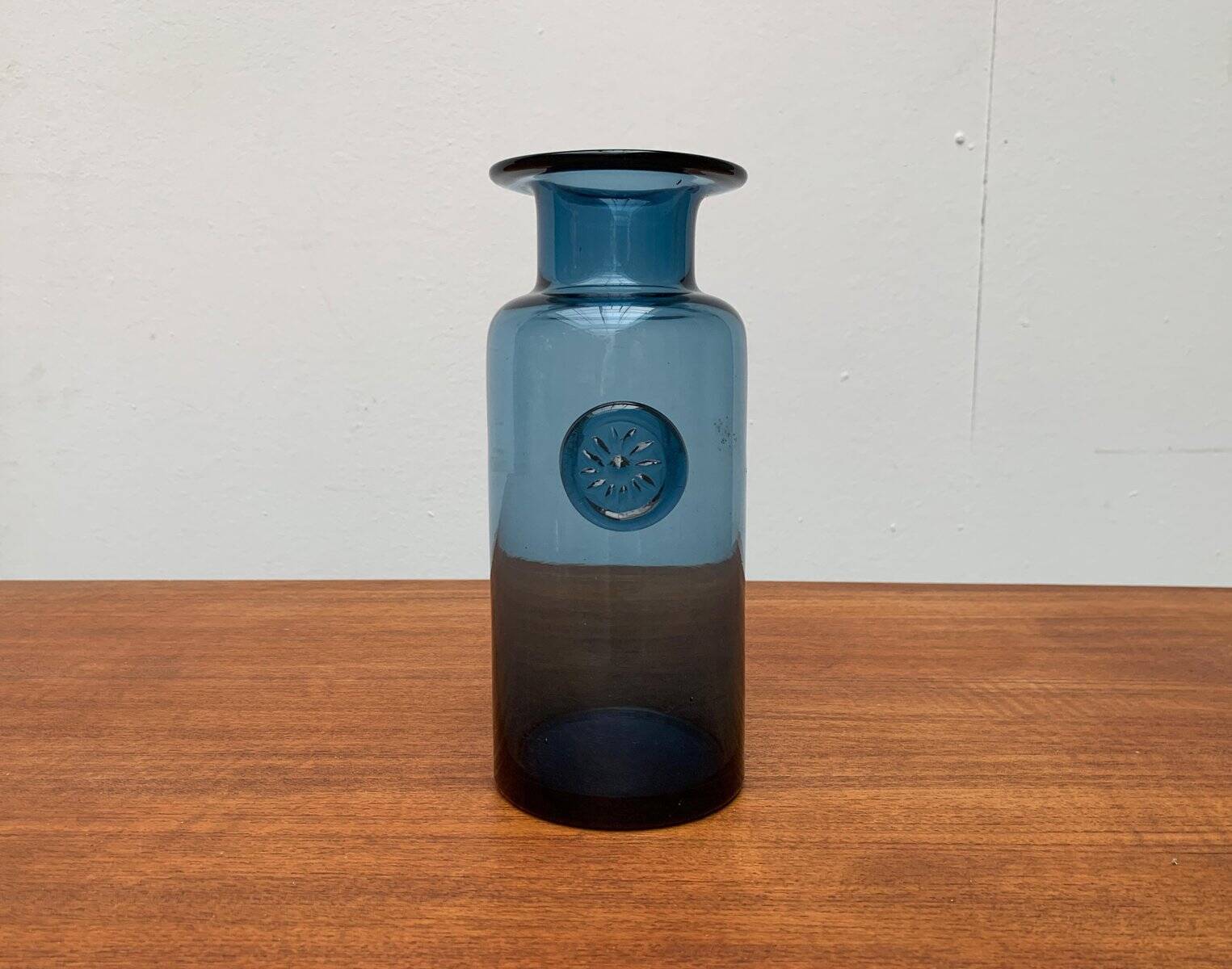 Vase en verre bleu vintage avec ornement de sceau