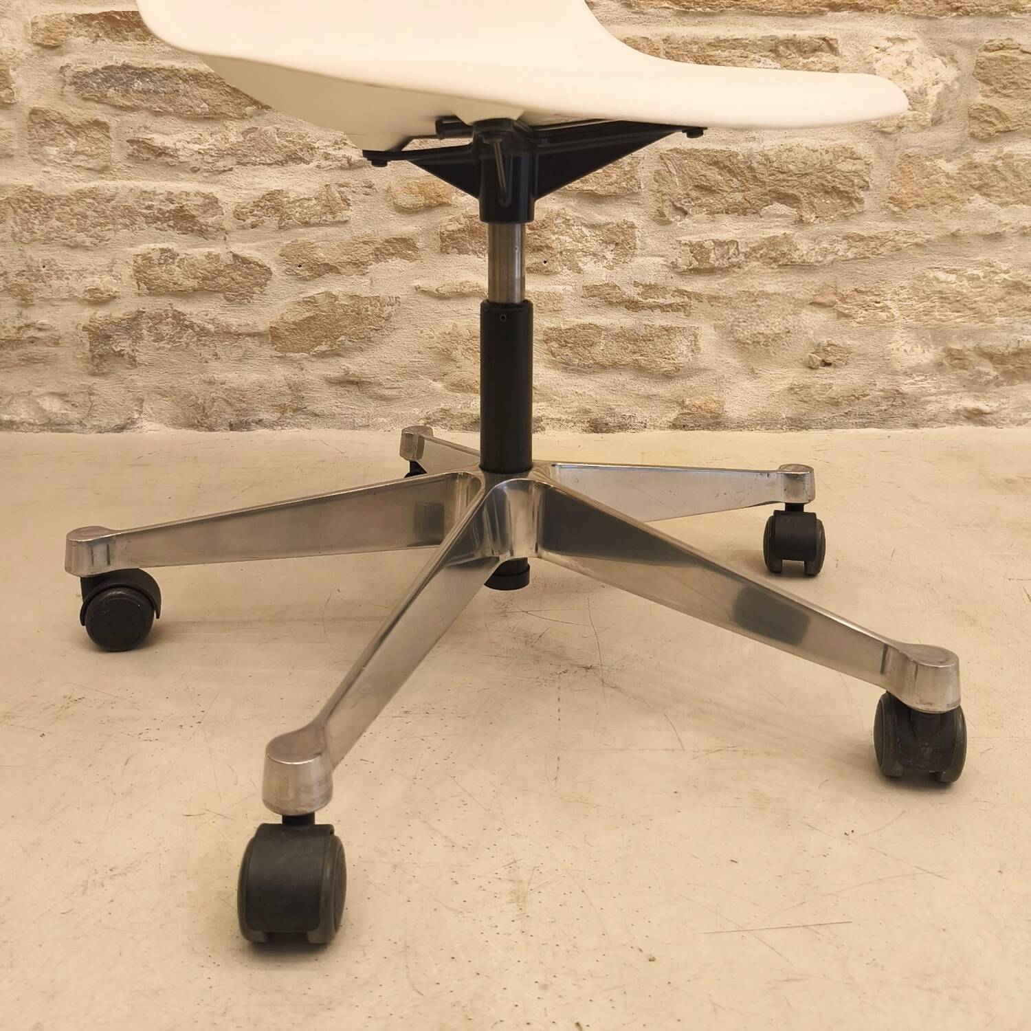 PSCC RE office chair designed by Charles and Ray Eames, Vitra