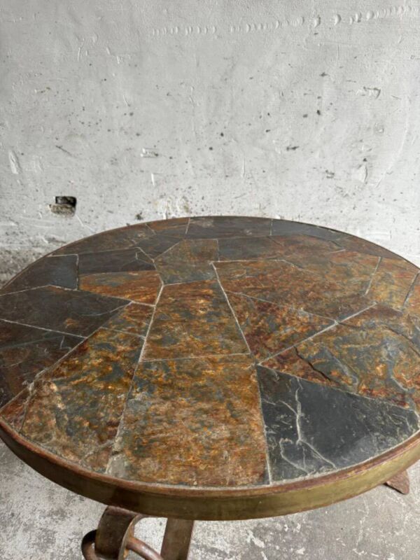 Table basse ronde brutaliste des années 1970 – Plateau en ardoise grise et piètement en fer forgé couleur cuivre