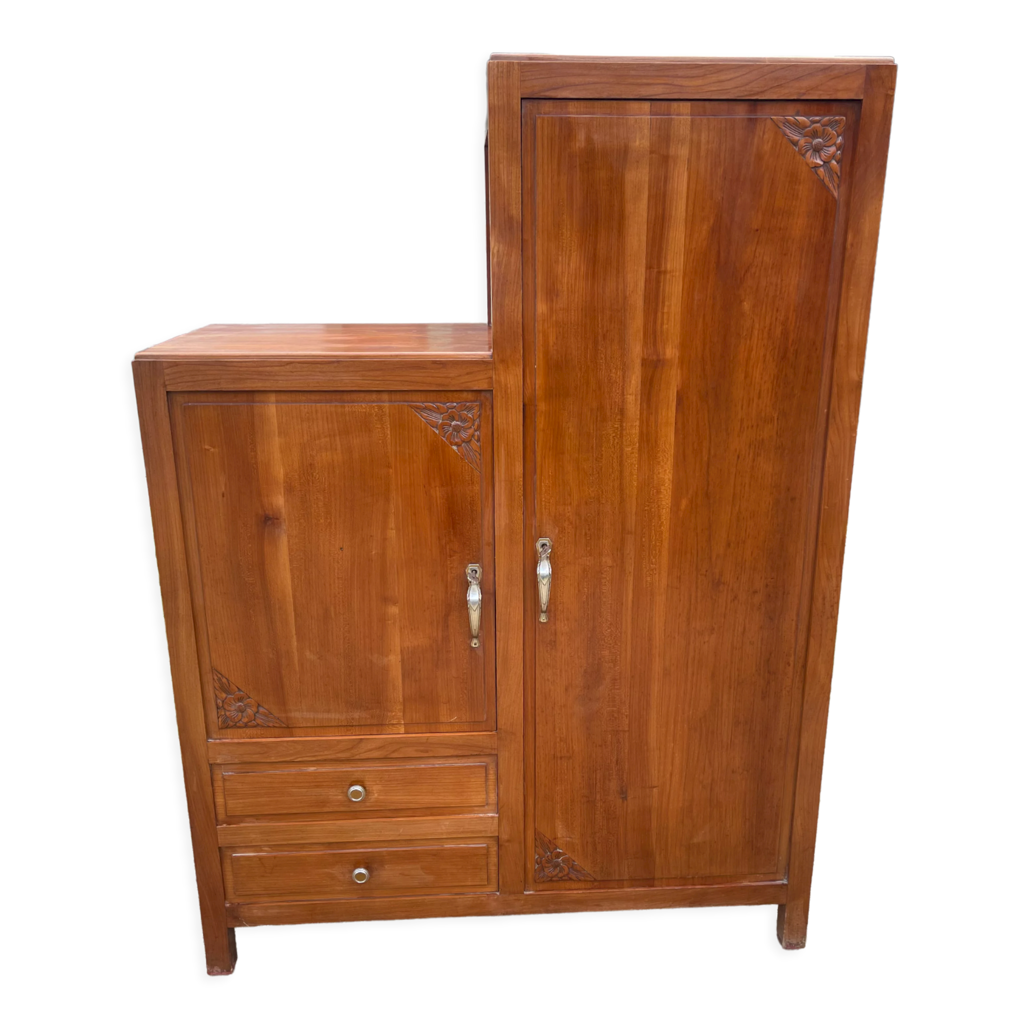 Asymmetrical cabinet