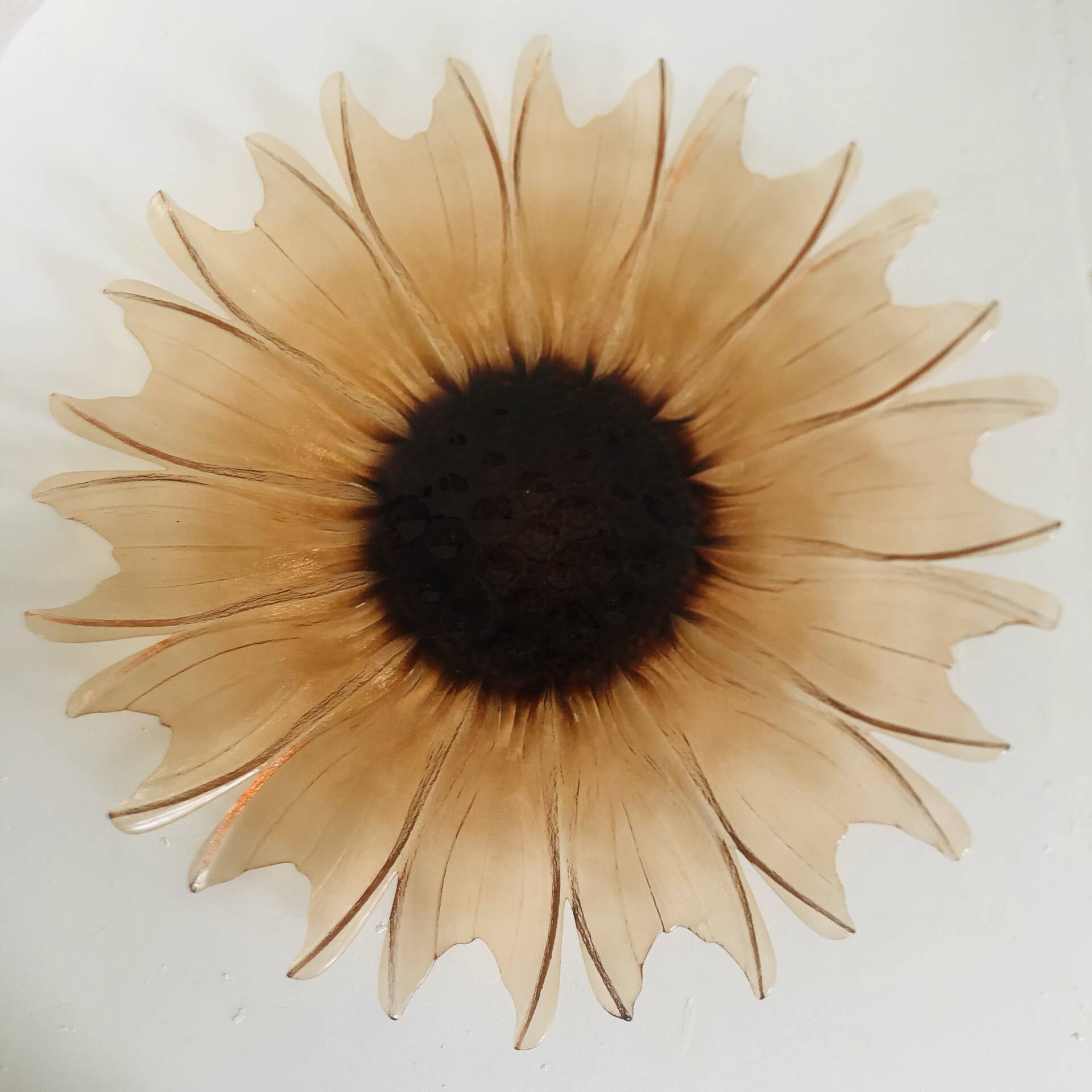 Plat tournesol en verre moulé pressé circa 1960