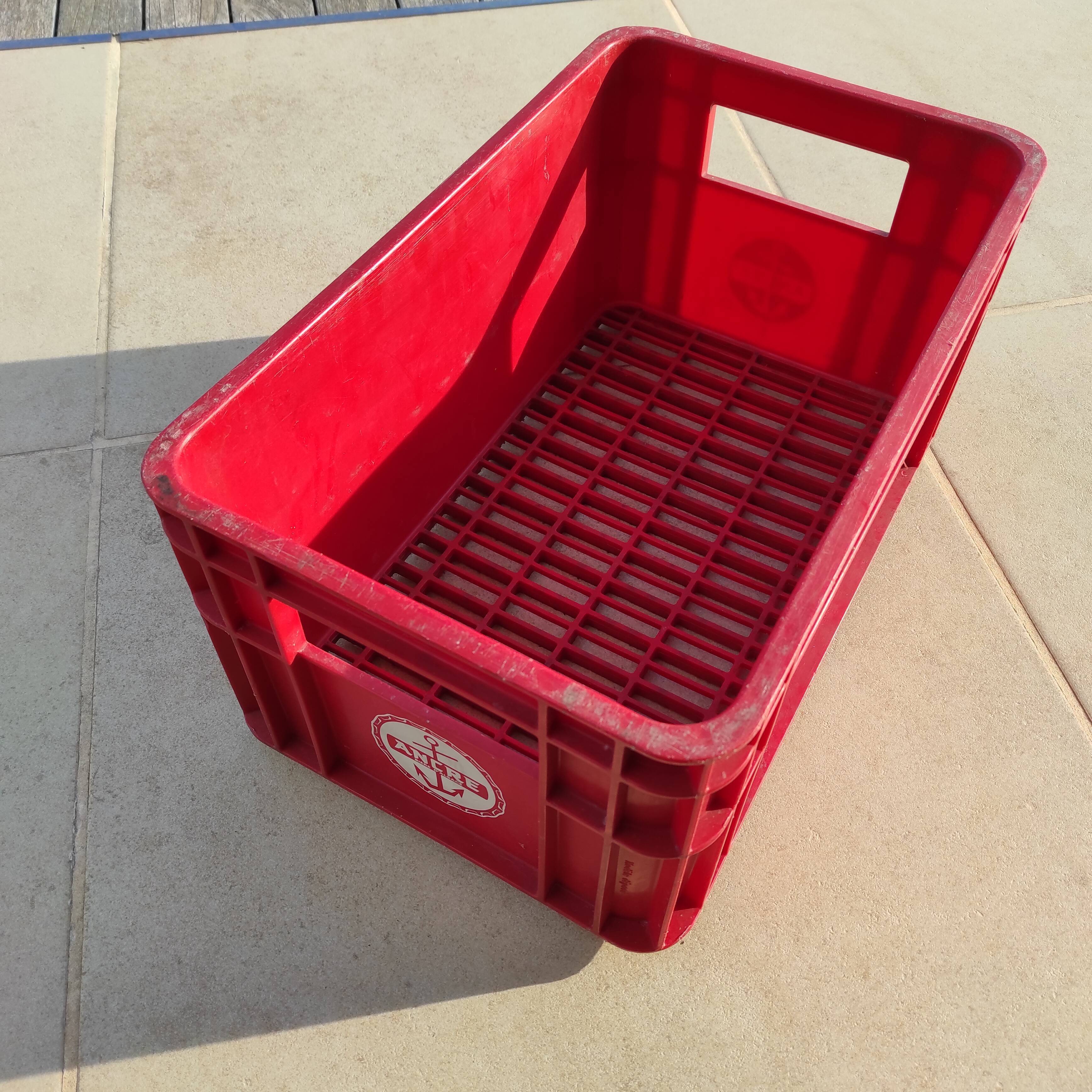 Vintage red plastic locker for 35 bottles of 25 cl anchor beer