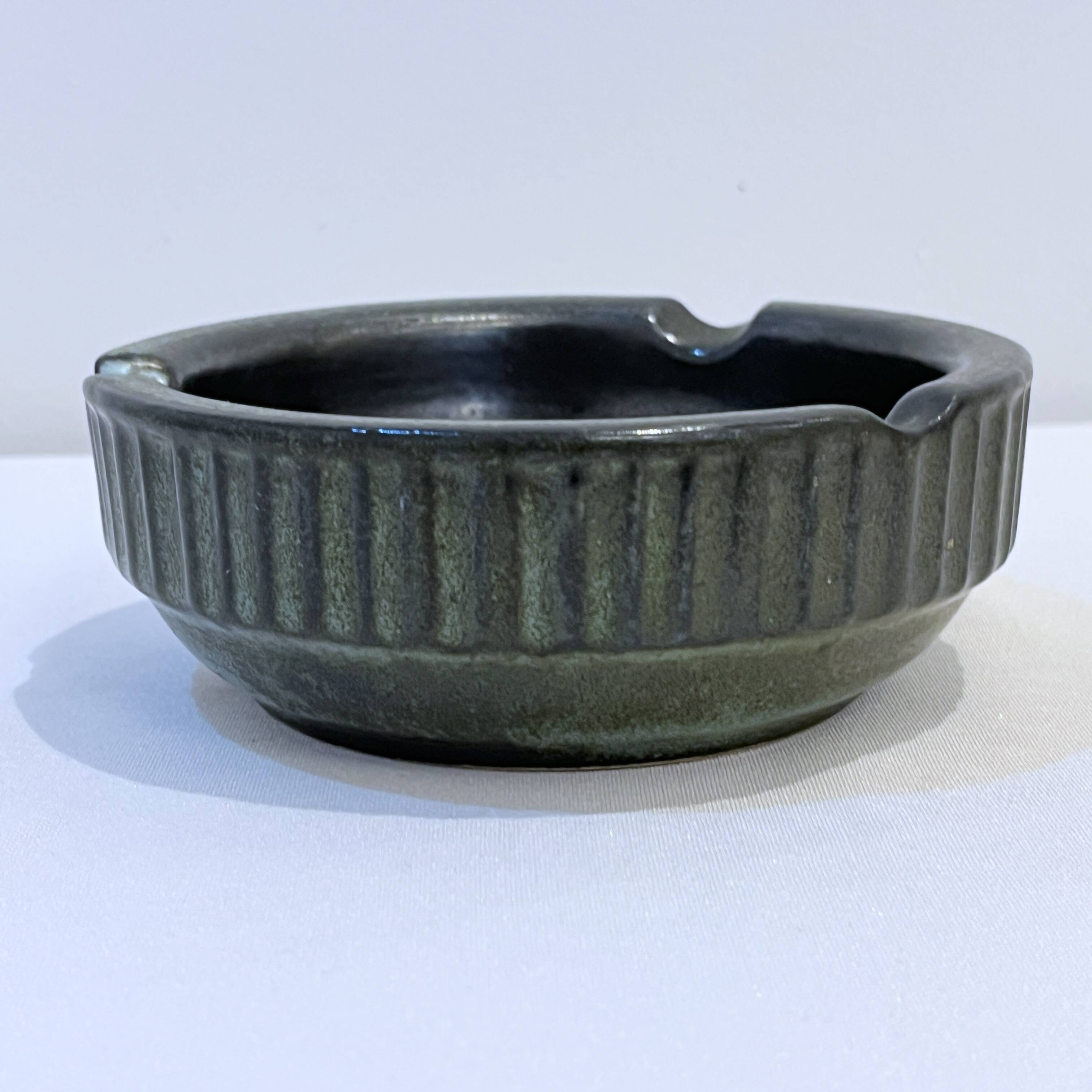 Cendrier brutaliste en céramique grès vert foncé  1950 West Germany vintage